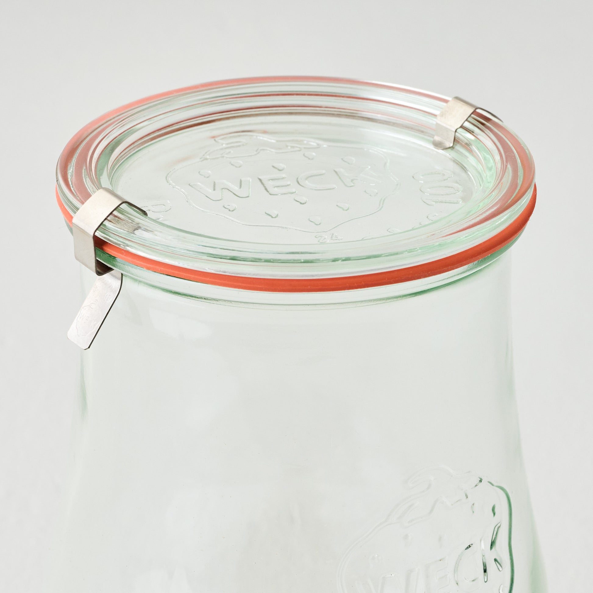 Weck 738 1 1/2 L Tulip Jar up close