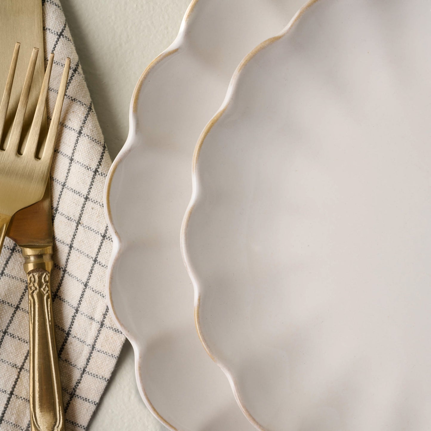 Cream Scalloped Plate close up of scalloped edges
