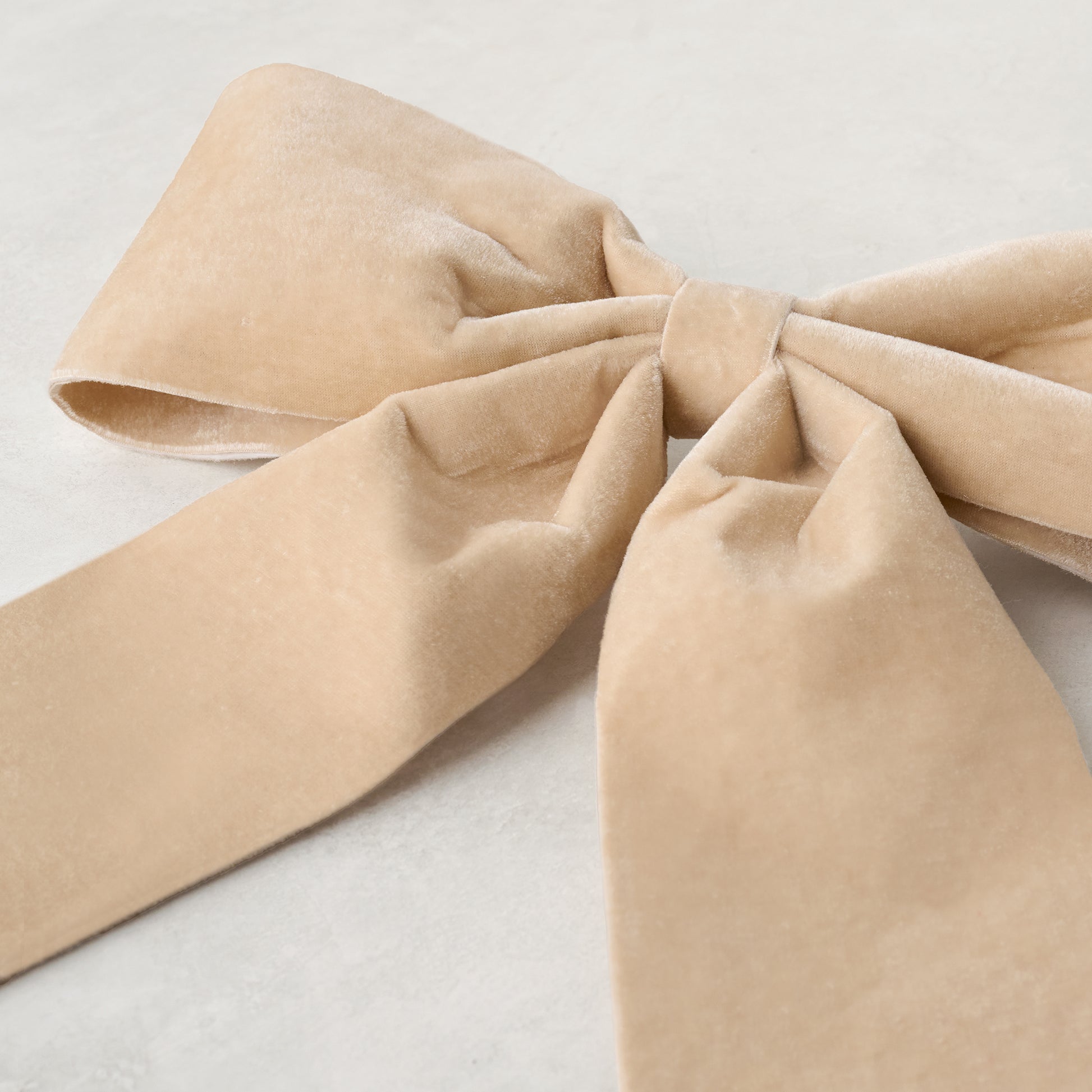 Cream Bountiful Bow Tree Topper up close