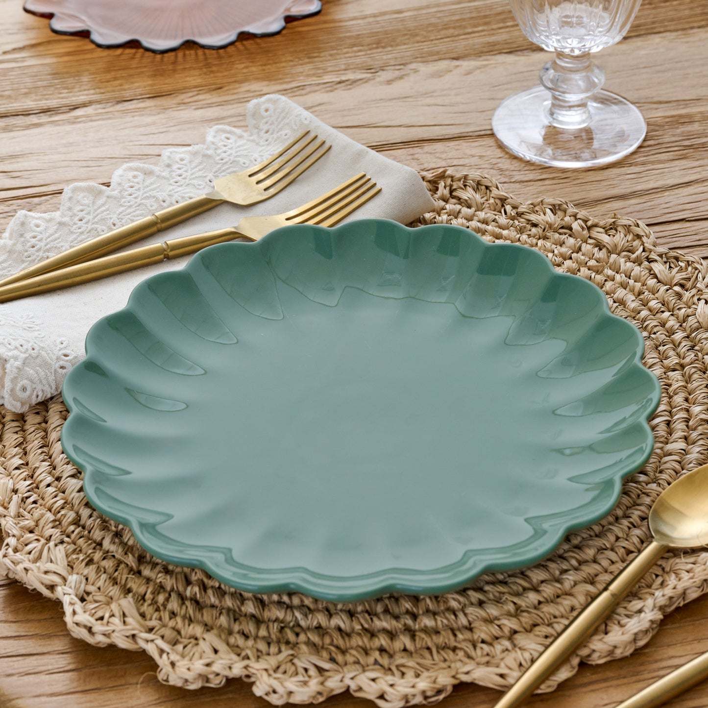 Seagrass Scalloped dinner Plate shown at table