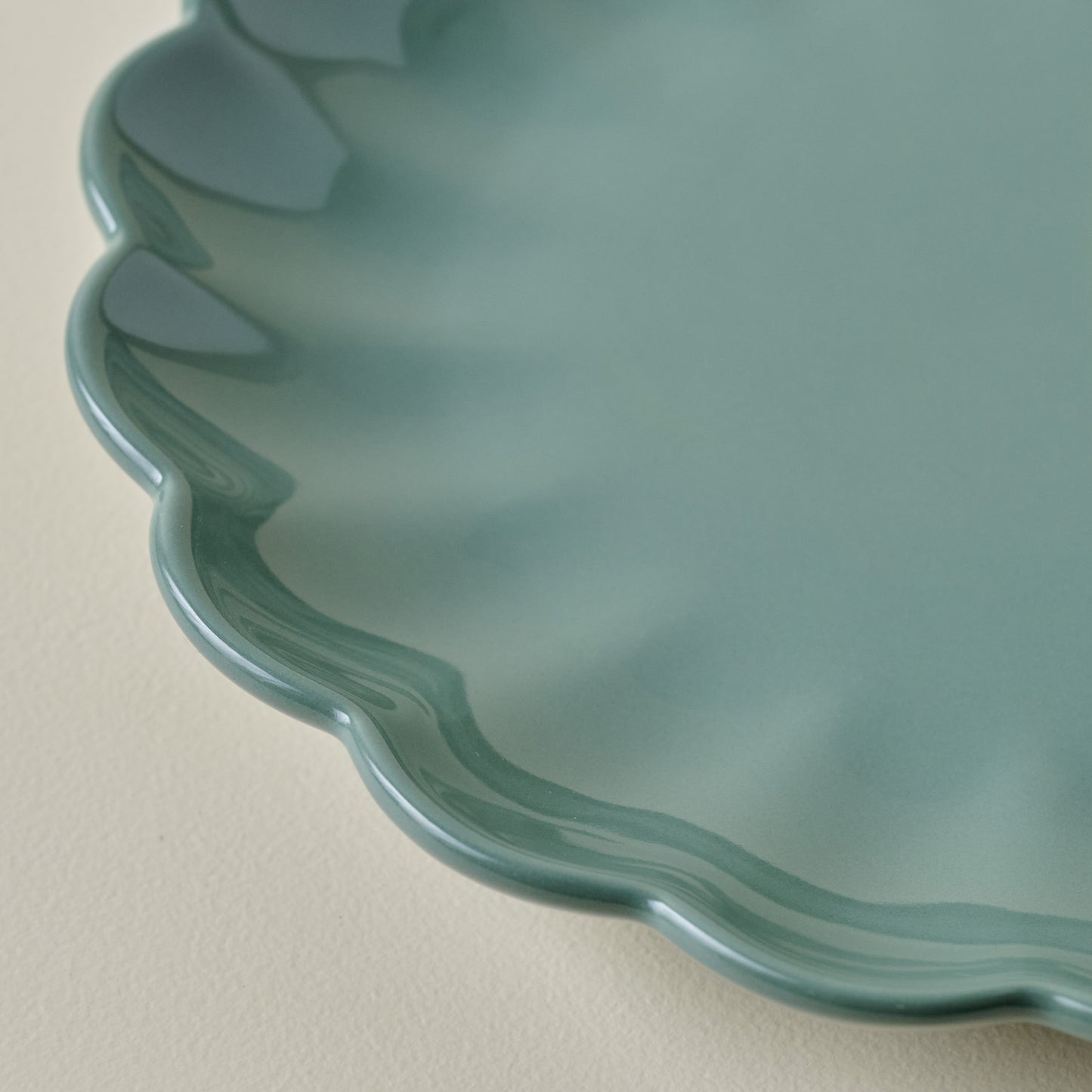 Seagrass Scalloped dinner Plate up close