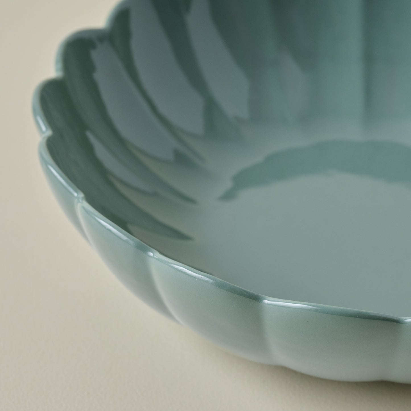 Seagrass Scalloped Serving Bowl up close