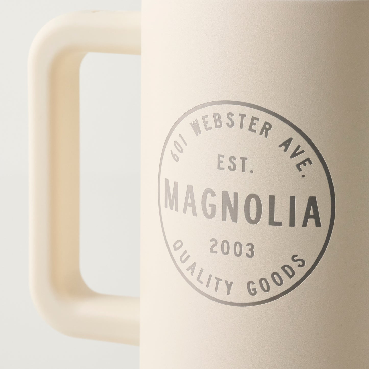 Magnolia Crest Cream 32oz Traveler close up