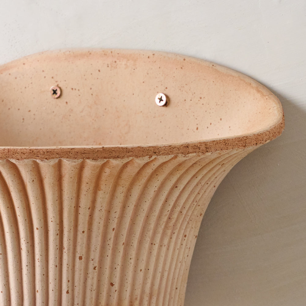 Bergs Daisy Wall Pot up close