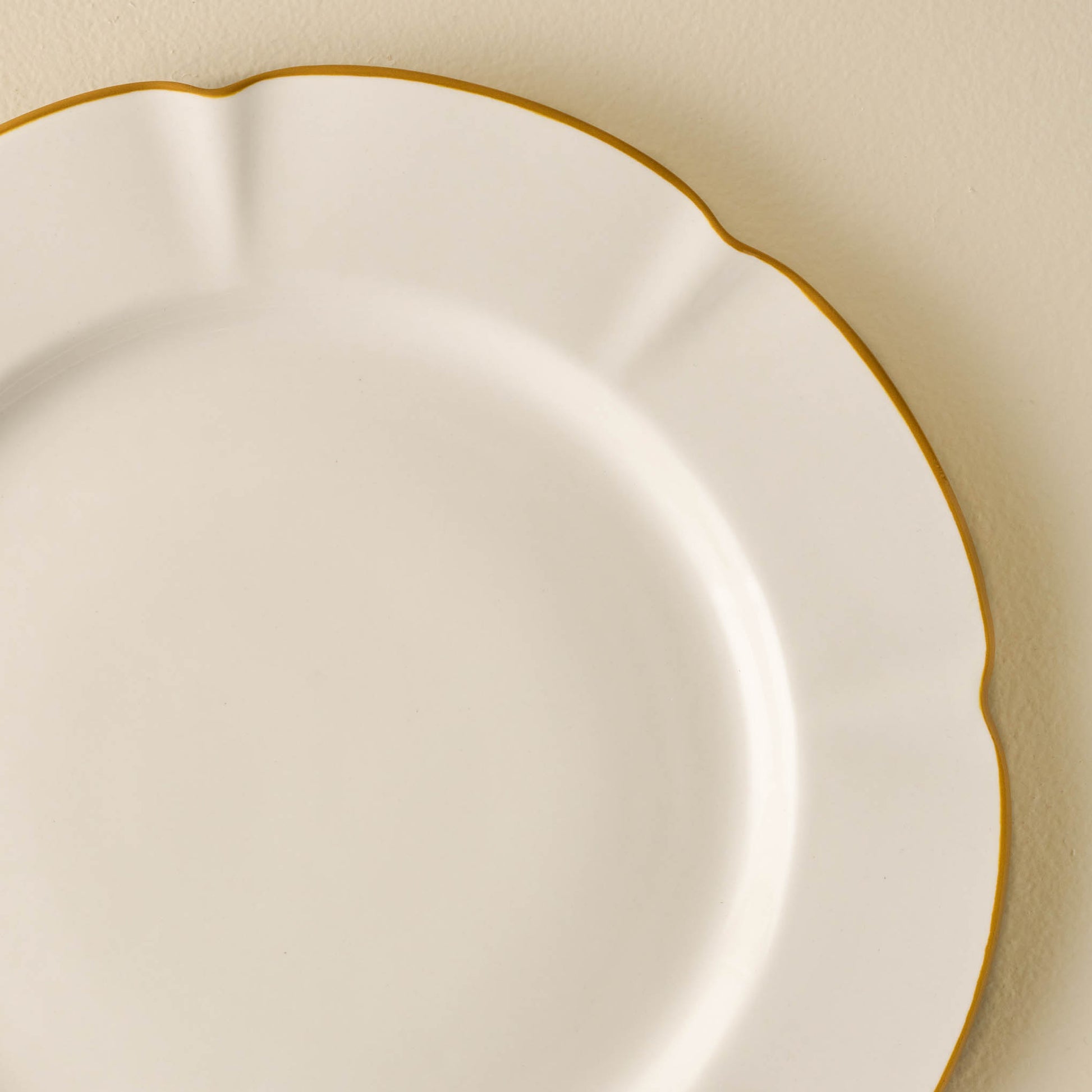 Luna Scalloped Plate close up