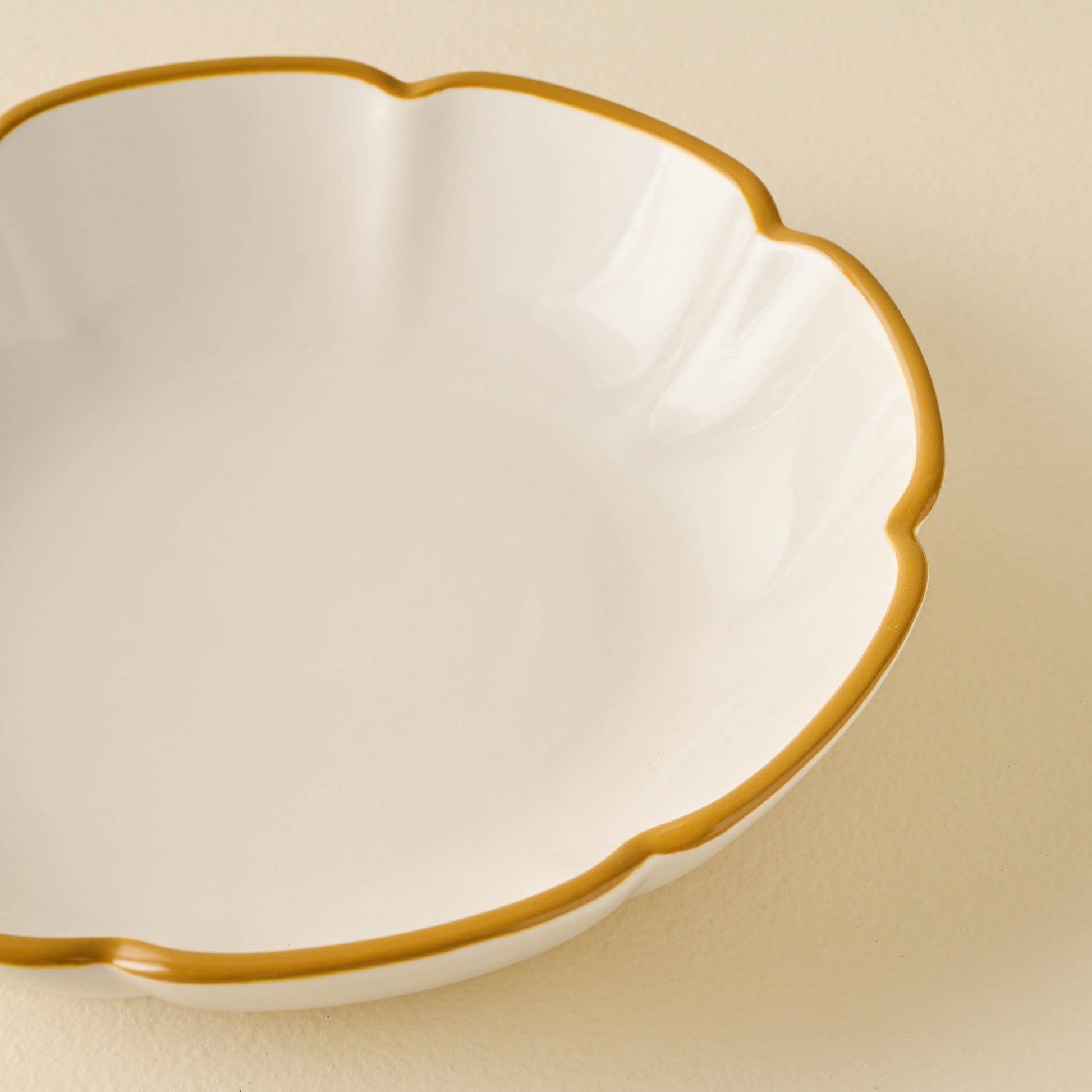 Luna Scalloped Pasta Bowl close up