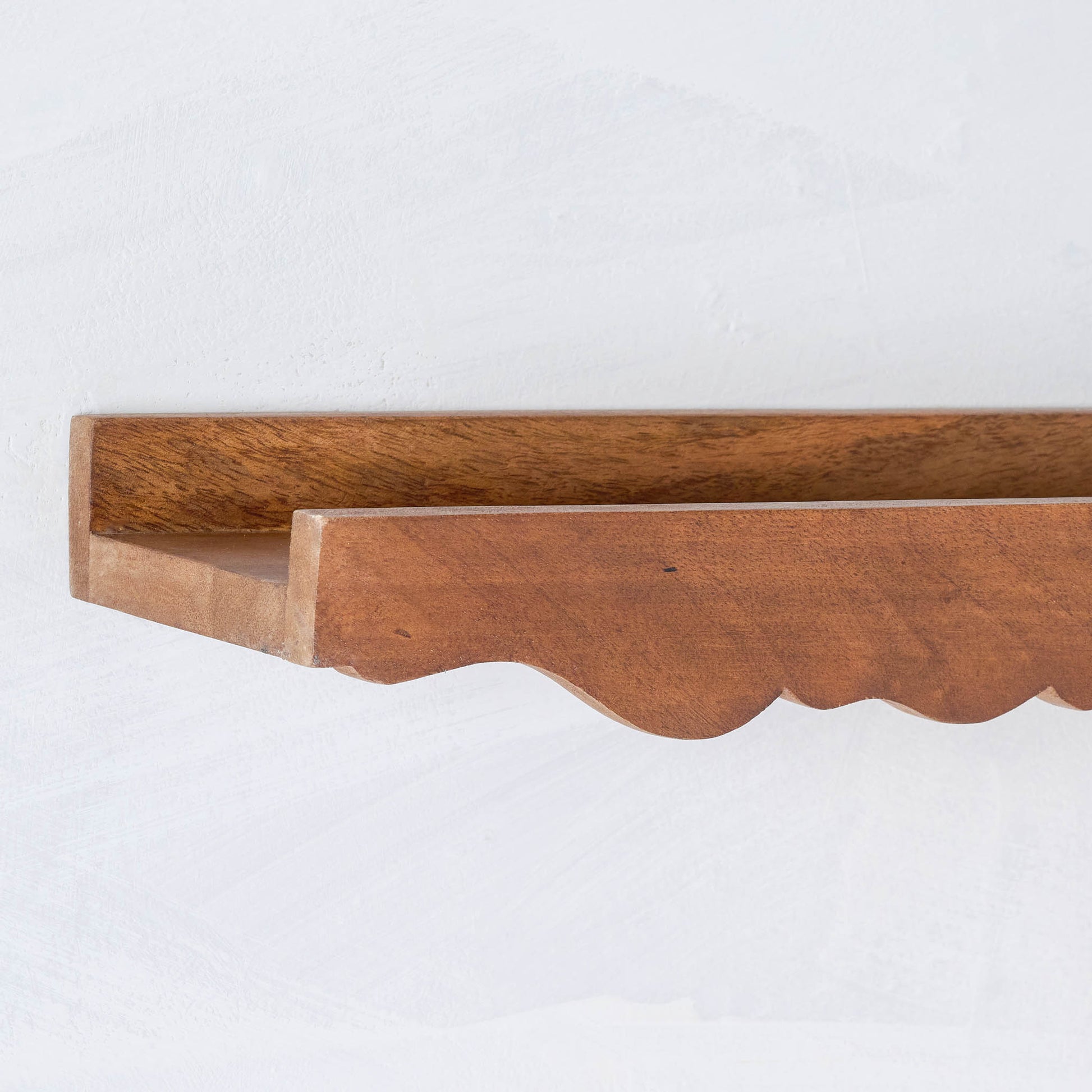 Daphne Wood Scalloped Picture Ledge close up