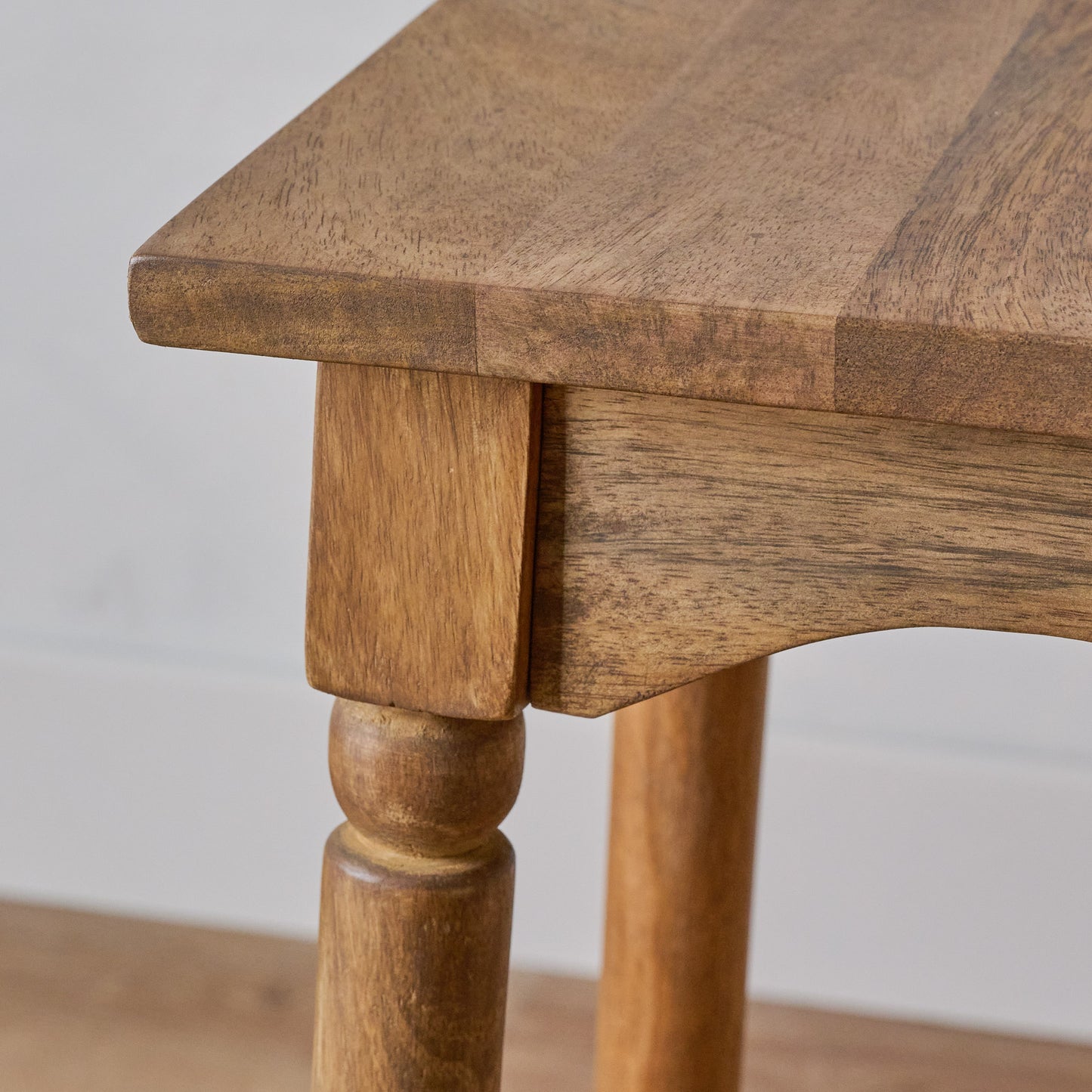 Cunningham Plant Stand top up close