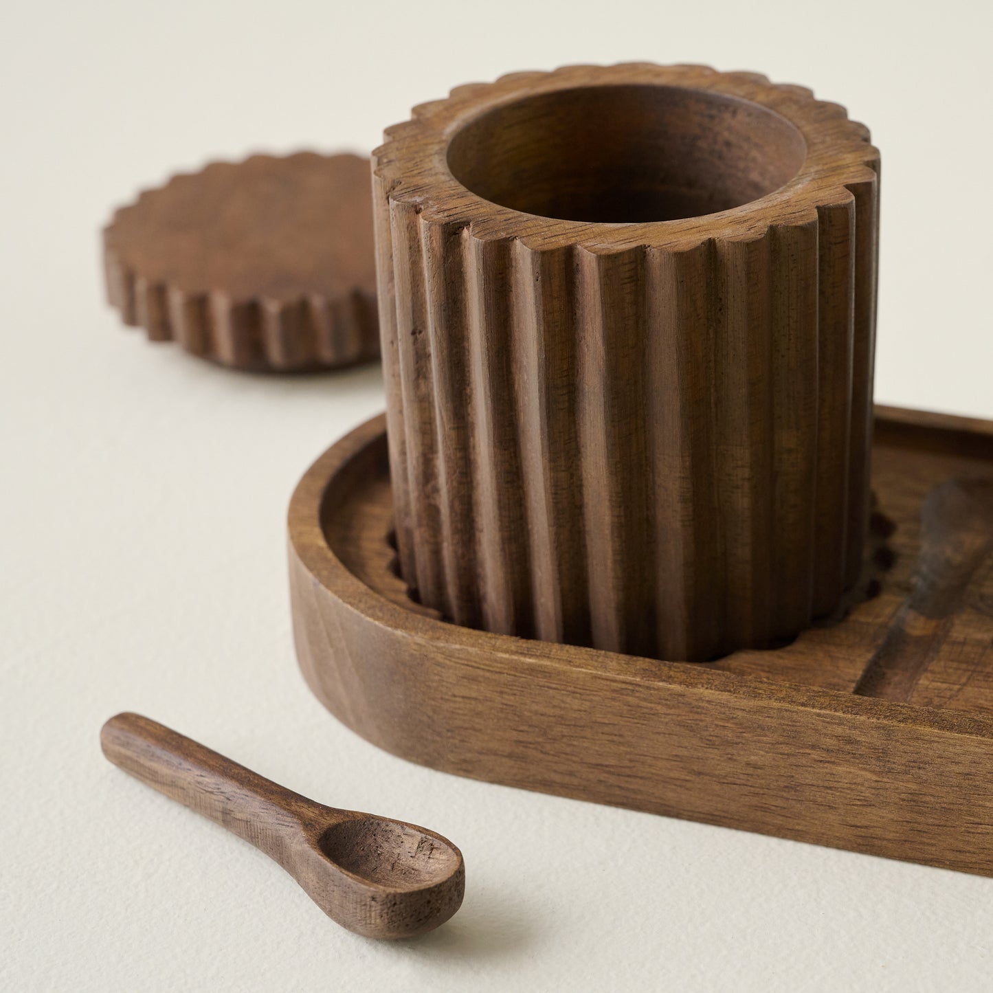 Antiqued Wood Scalloped Pinch Pot Set up close