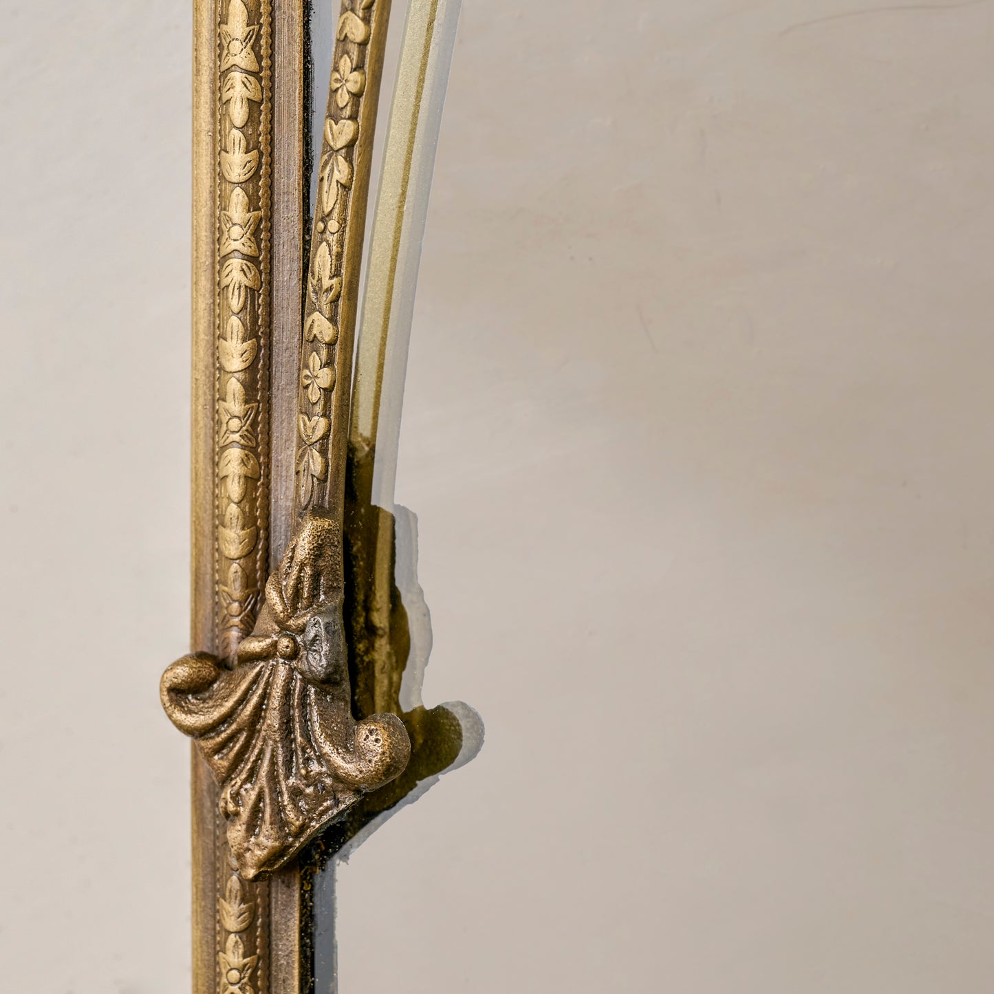 Vienna Mantle Mirror detailed edge