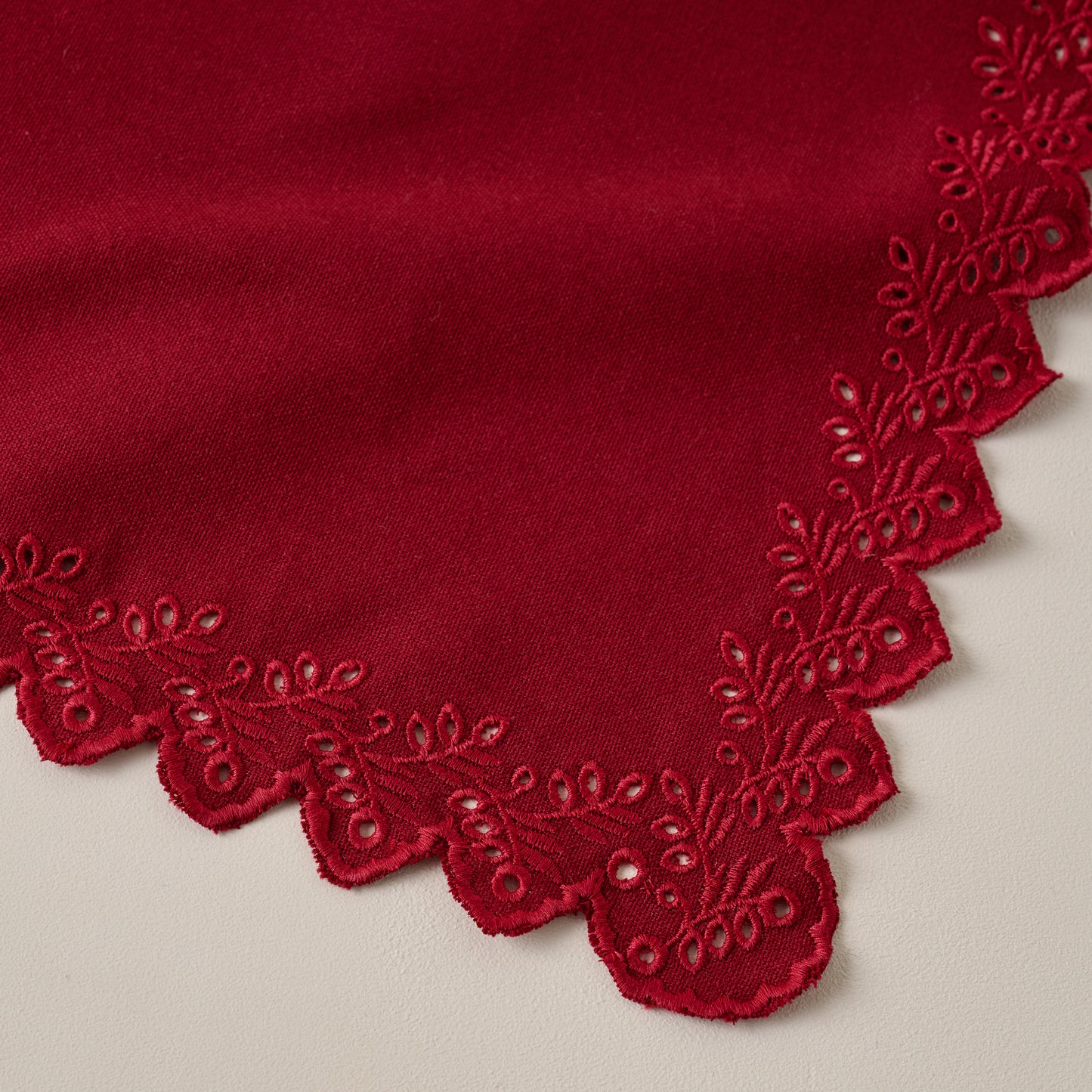 Syrah Embroidered Scalloped Edge Napkin Set of Four corner up close