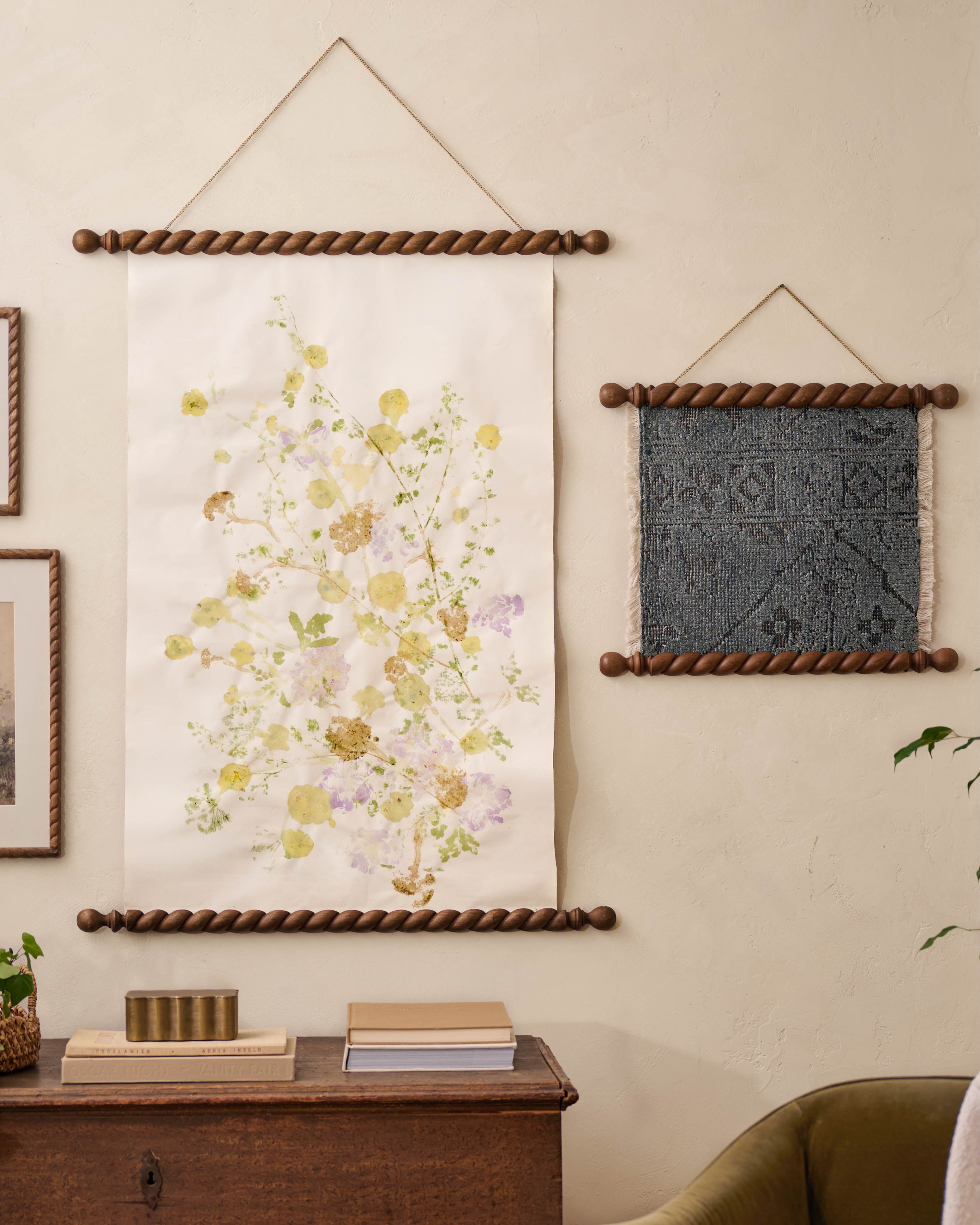 額装品/Threading the Needles（パタゴニア）/アートポスター Turned Wood Poster Hanger Kit – Magnolia