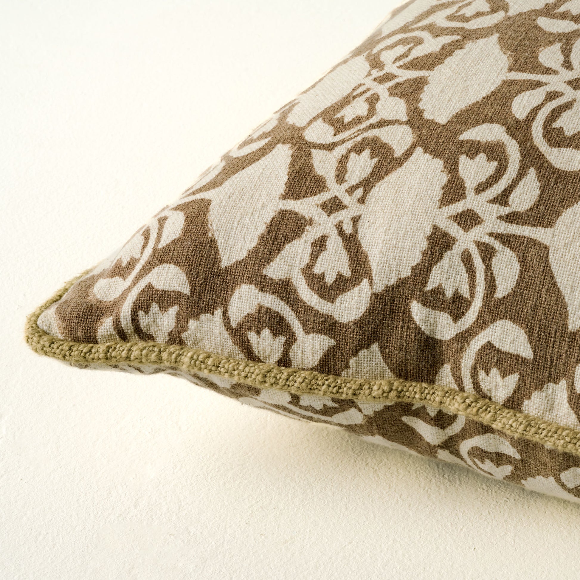 Pivoine Fleurs Pillow close up