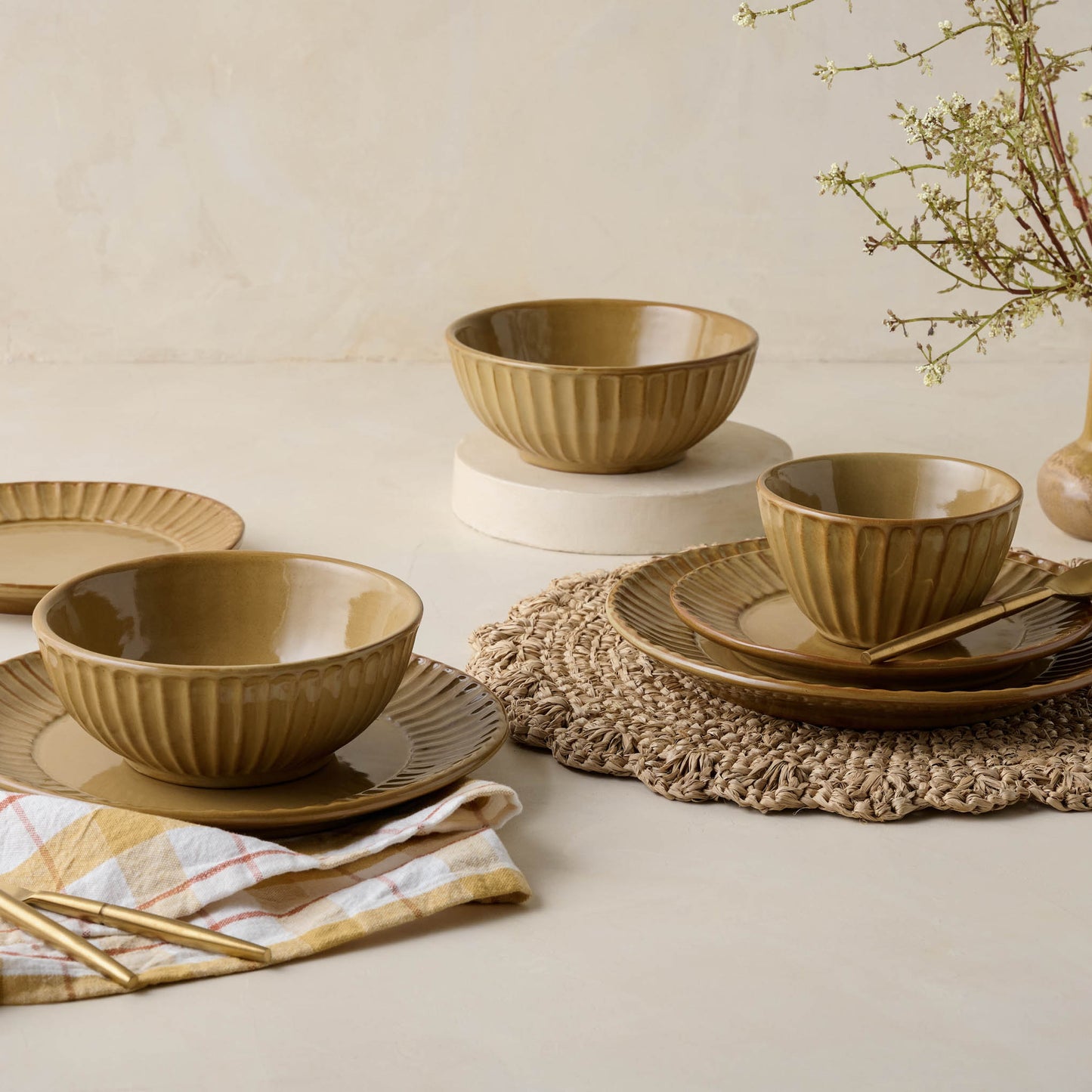 Amelia Round Placemat with plates and bowls