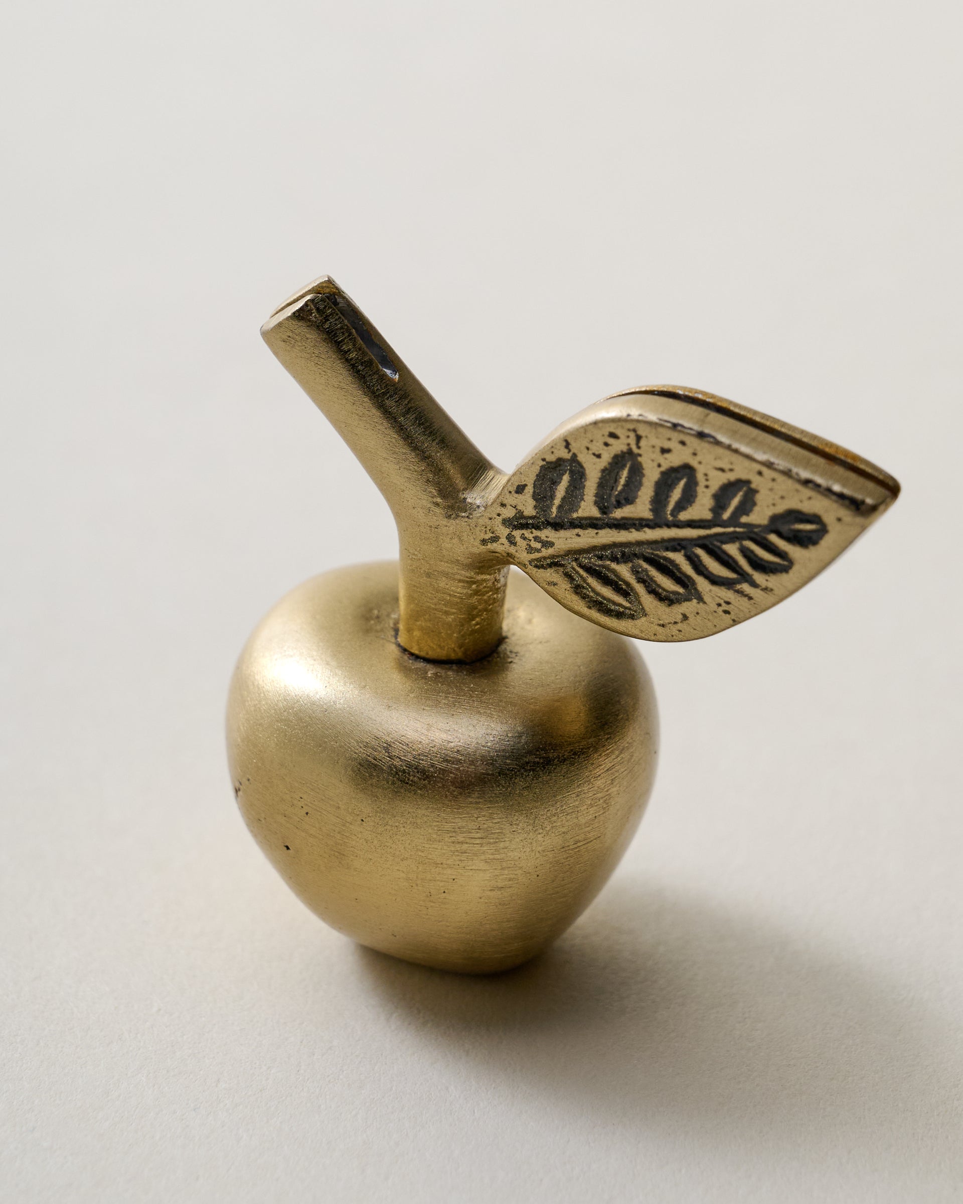 Antique Brass Apple Placecard Holder – Magnolia