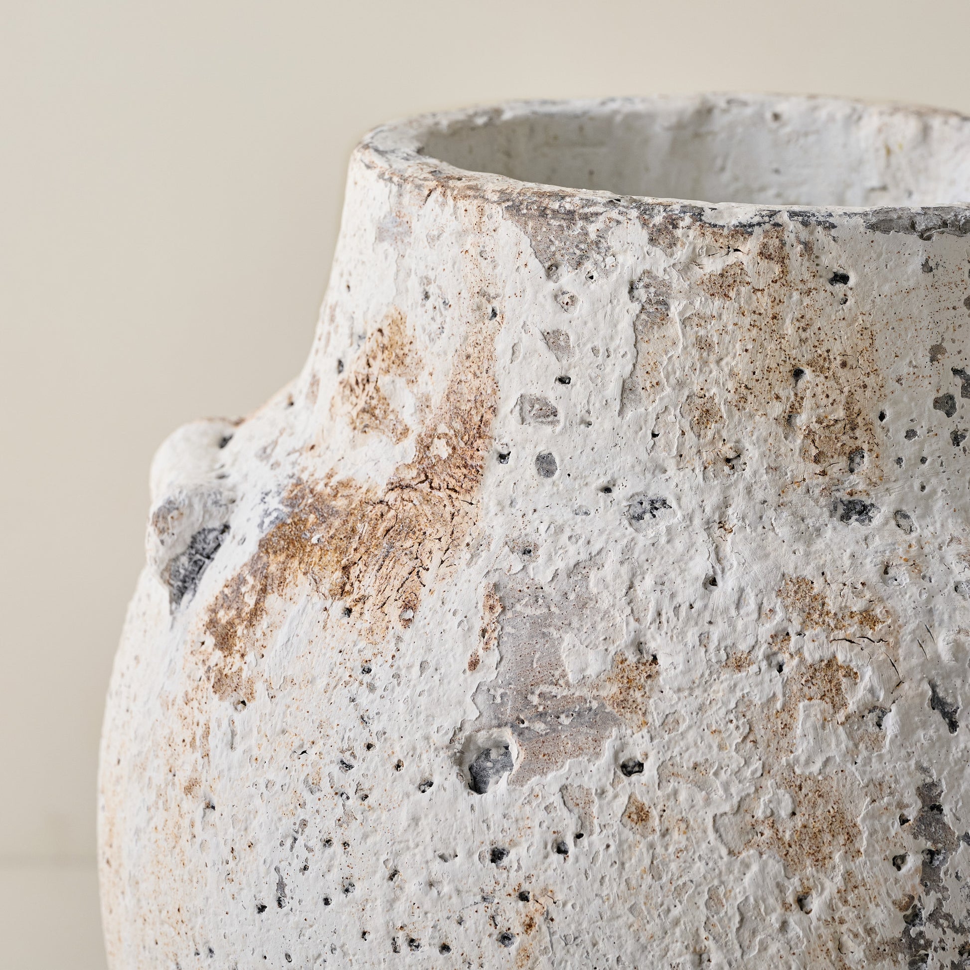 Rustic Cortona Vase on Stand up close