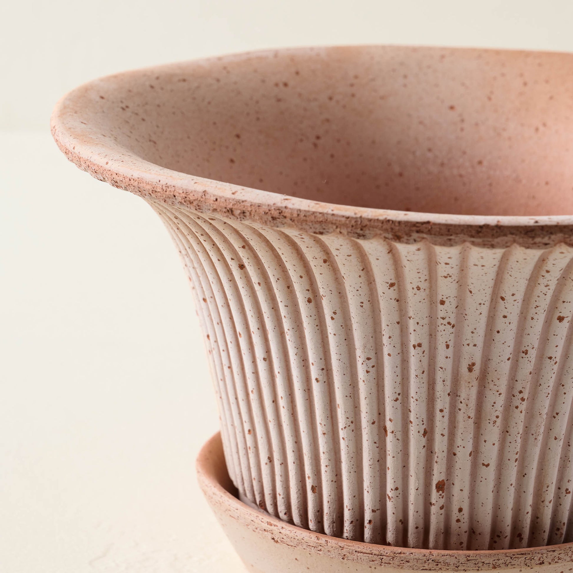 Fanny Bergs Pot large terracotta close up
