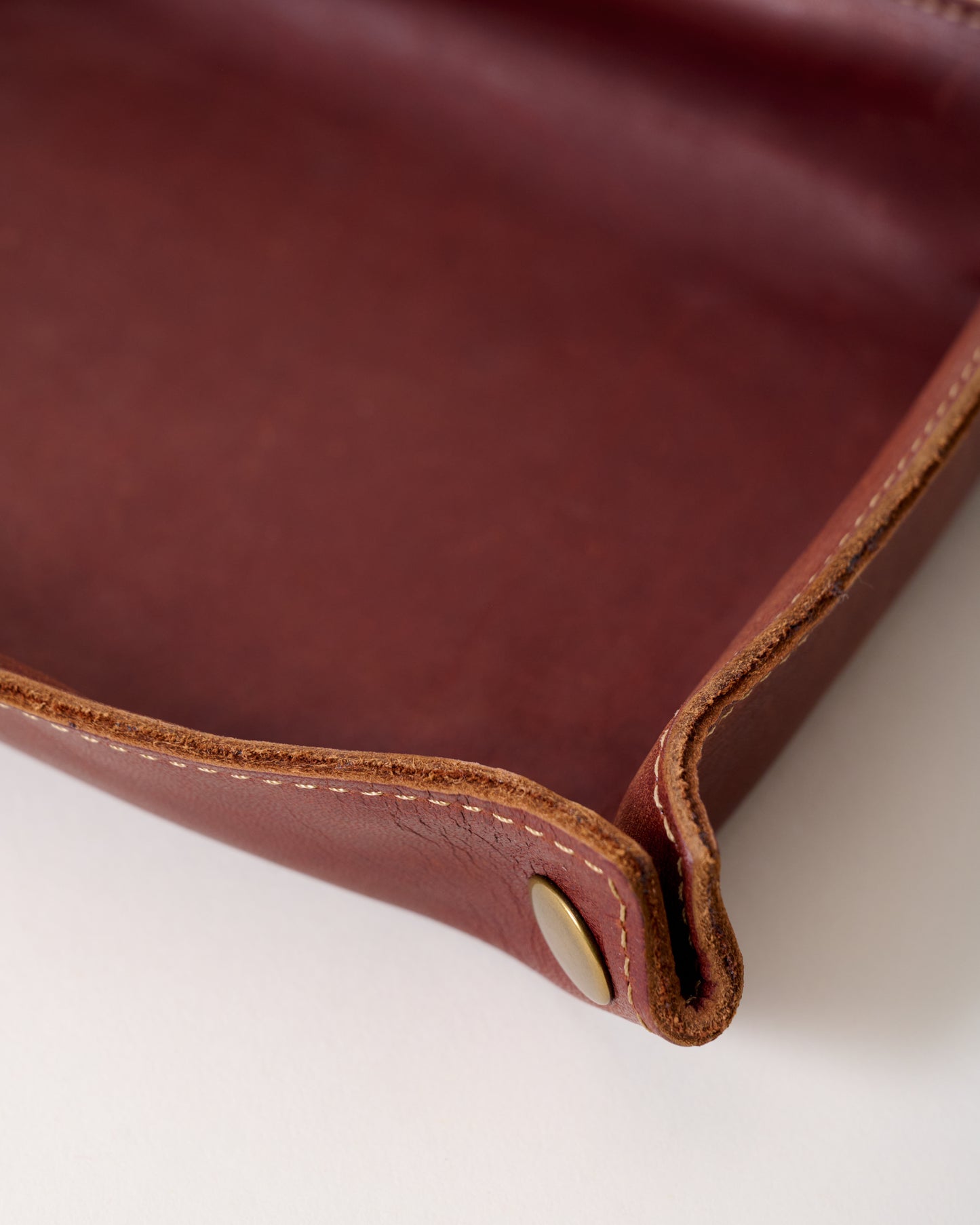 The Jetsetter Leather Valet Tray close up