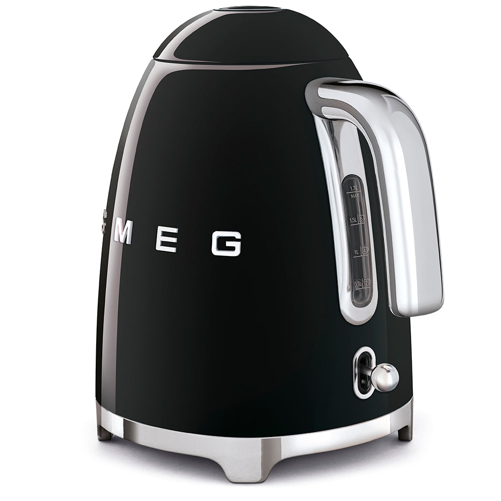 Smeg Kettle in black showing liquid measurement lines