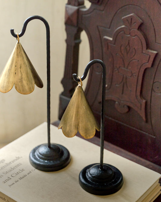 Mariel Standing Scalloped Bell close up