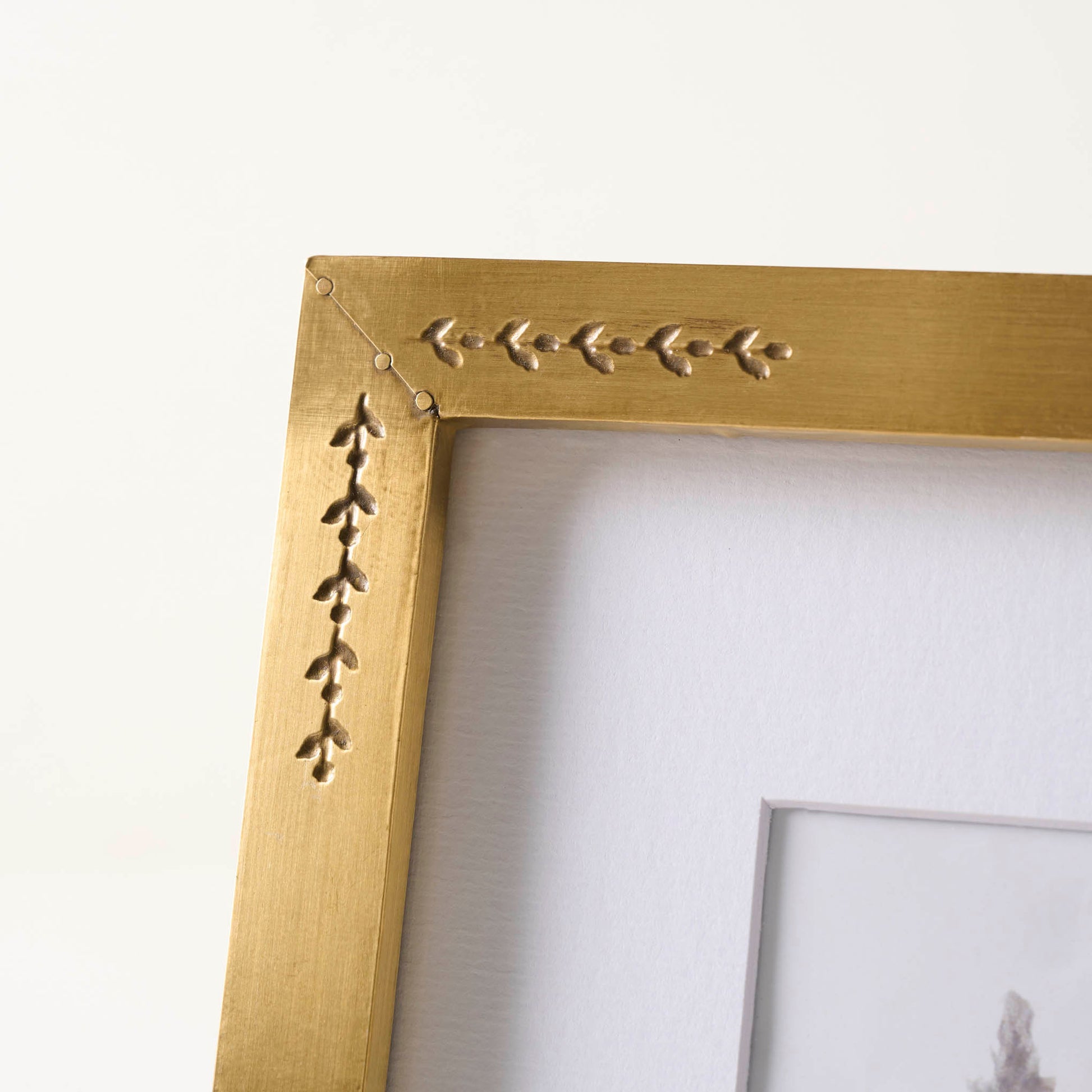 4x6 Floral Antique Brass Photo Frame corner up close