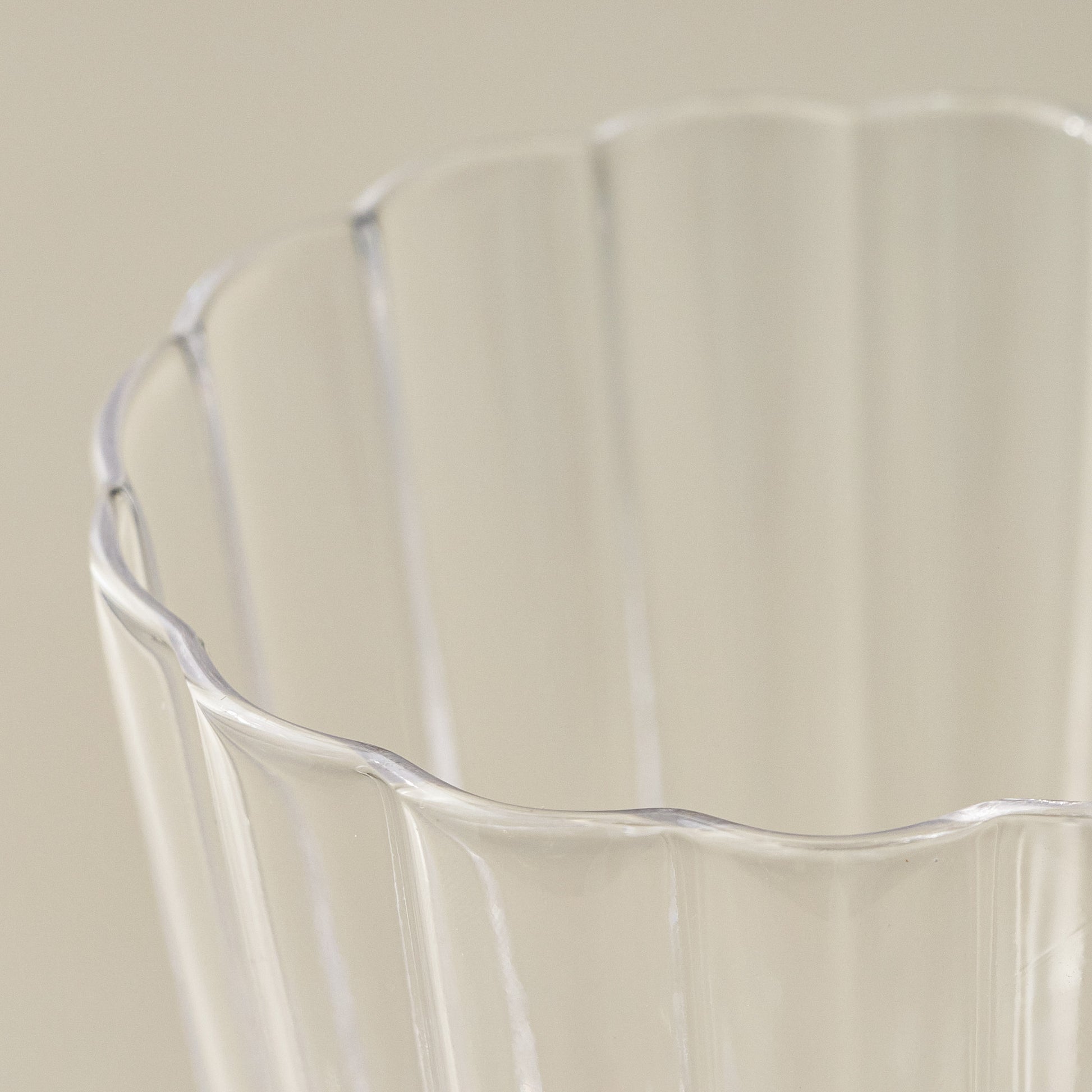 Scalloped Rim Glass Tumbler up close