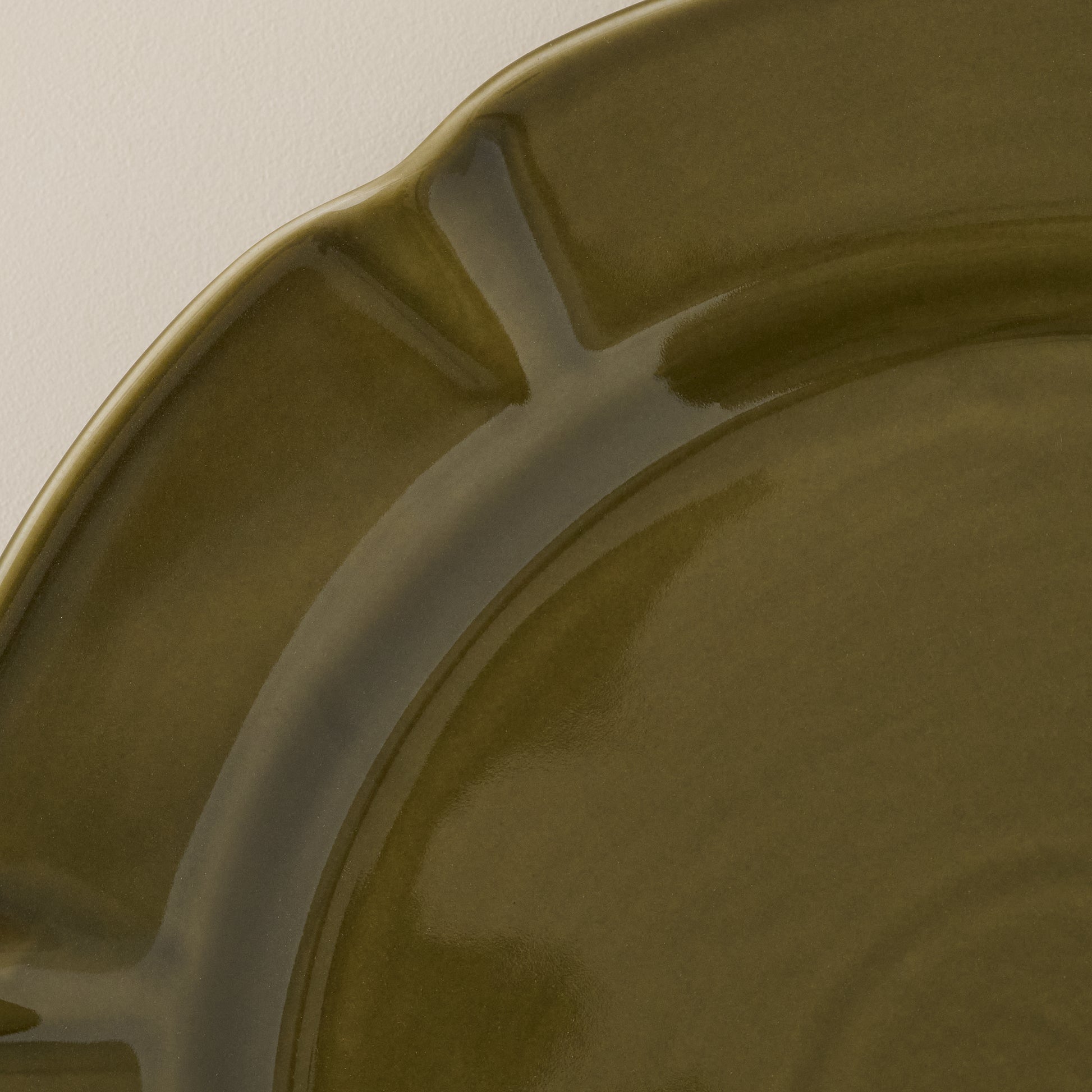 Fern Green Luna Scalloped Plate - Dinner Plate up close
