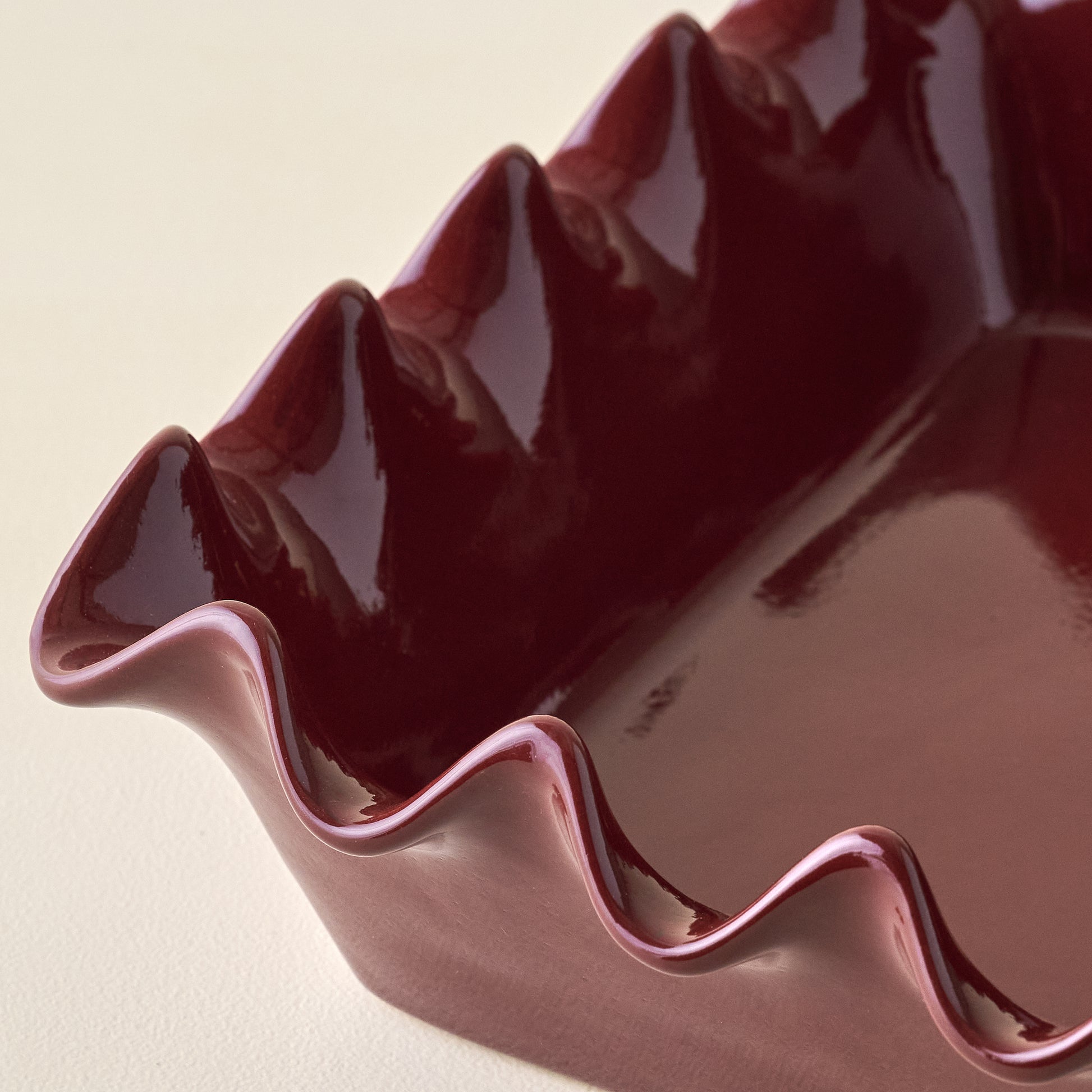 Syrah Scalloped 9x9 Baking Pan corner up close