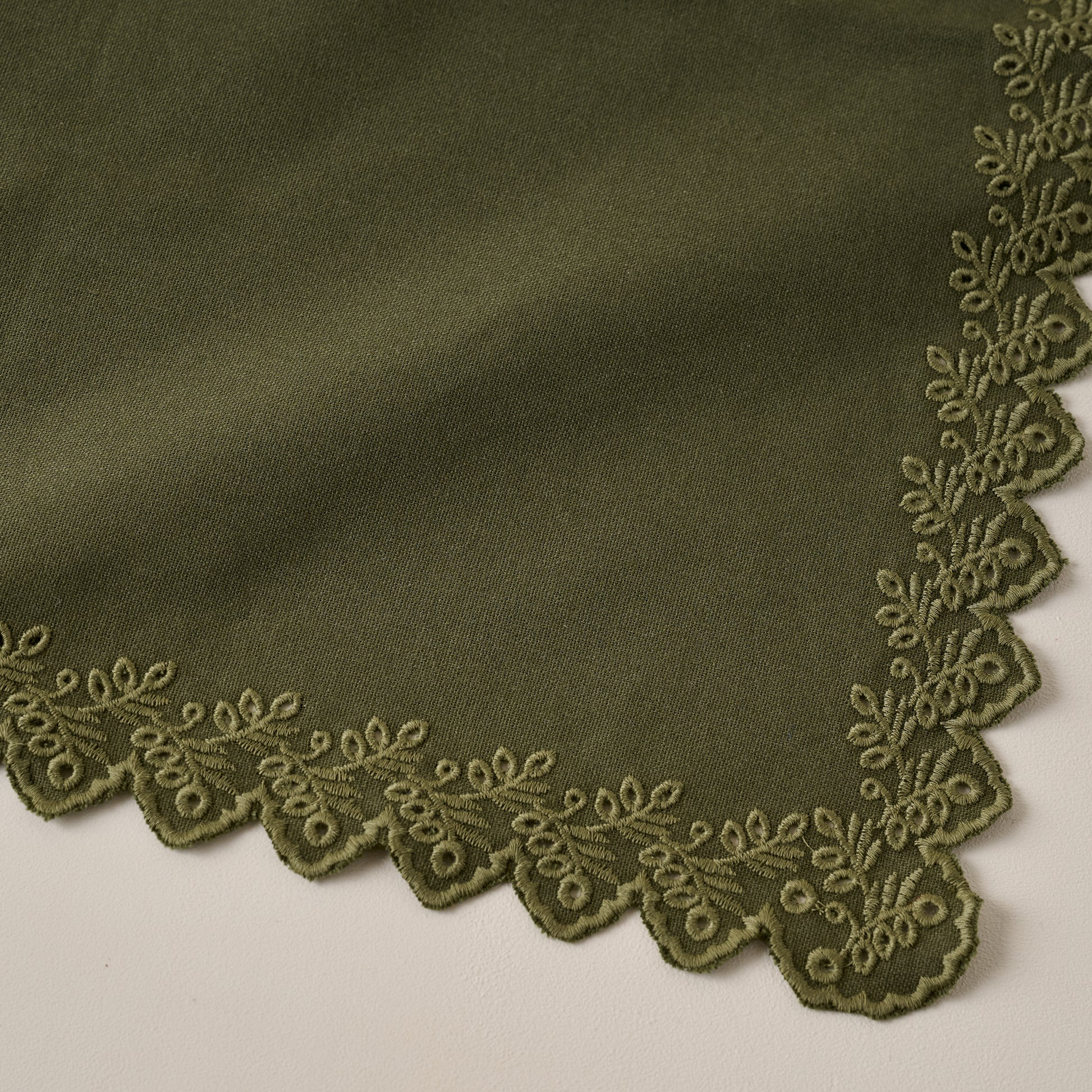 Winter Moss Embroidered Scalloped Edge Napkin Set of Four corneerr up close