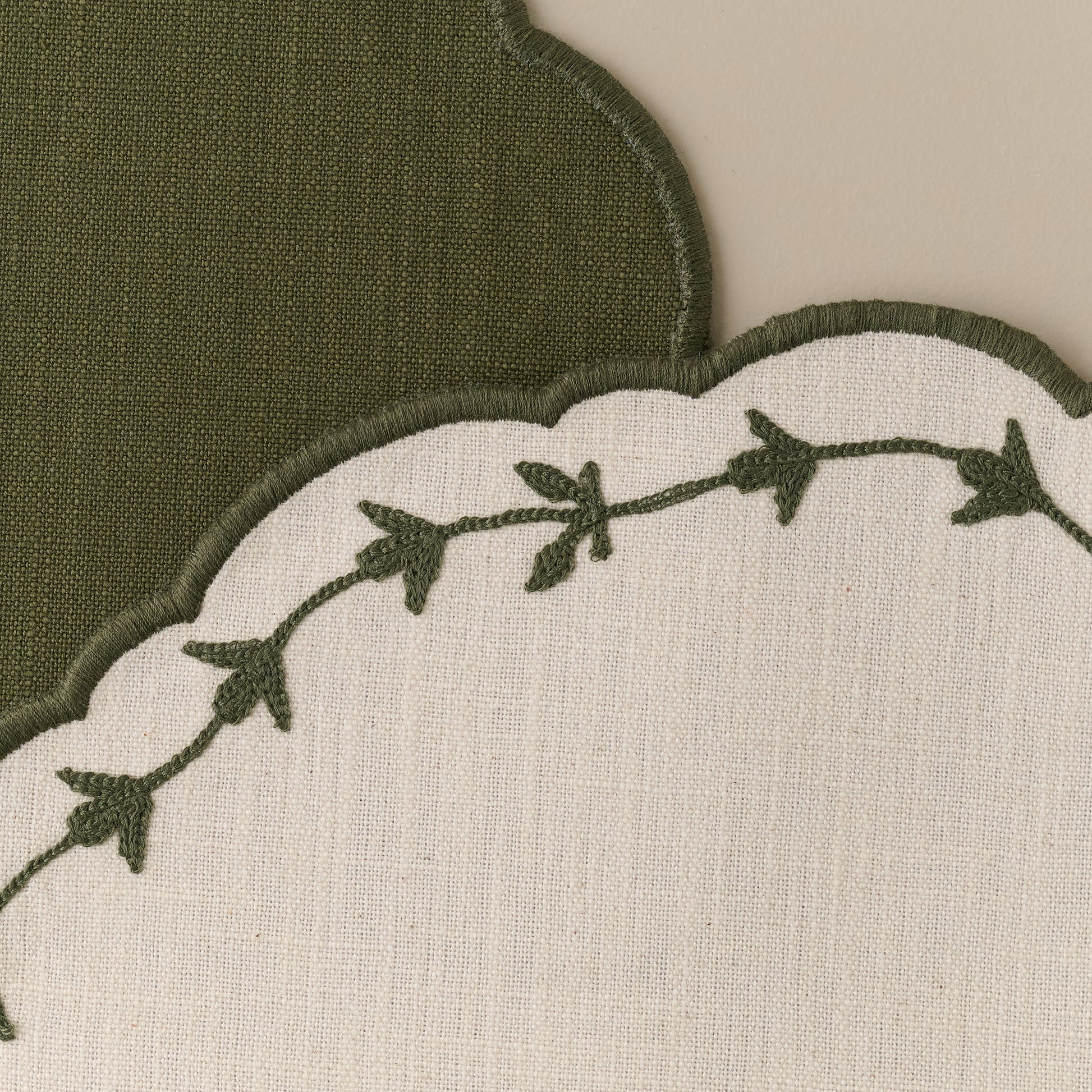 Green Embroidered Edge Scallop Reversible Placemat edge up close