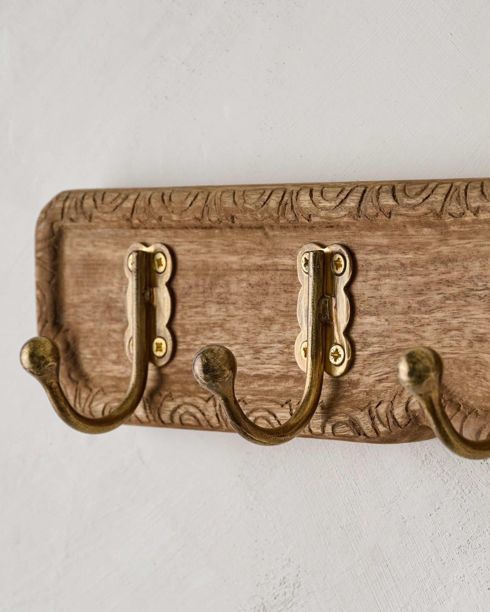 Caroline Carved Wood and Brass Hook Rack – Magnolia