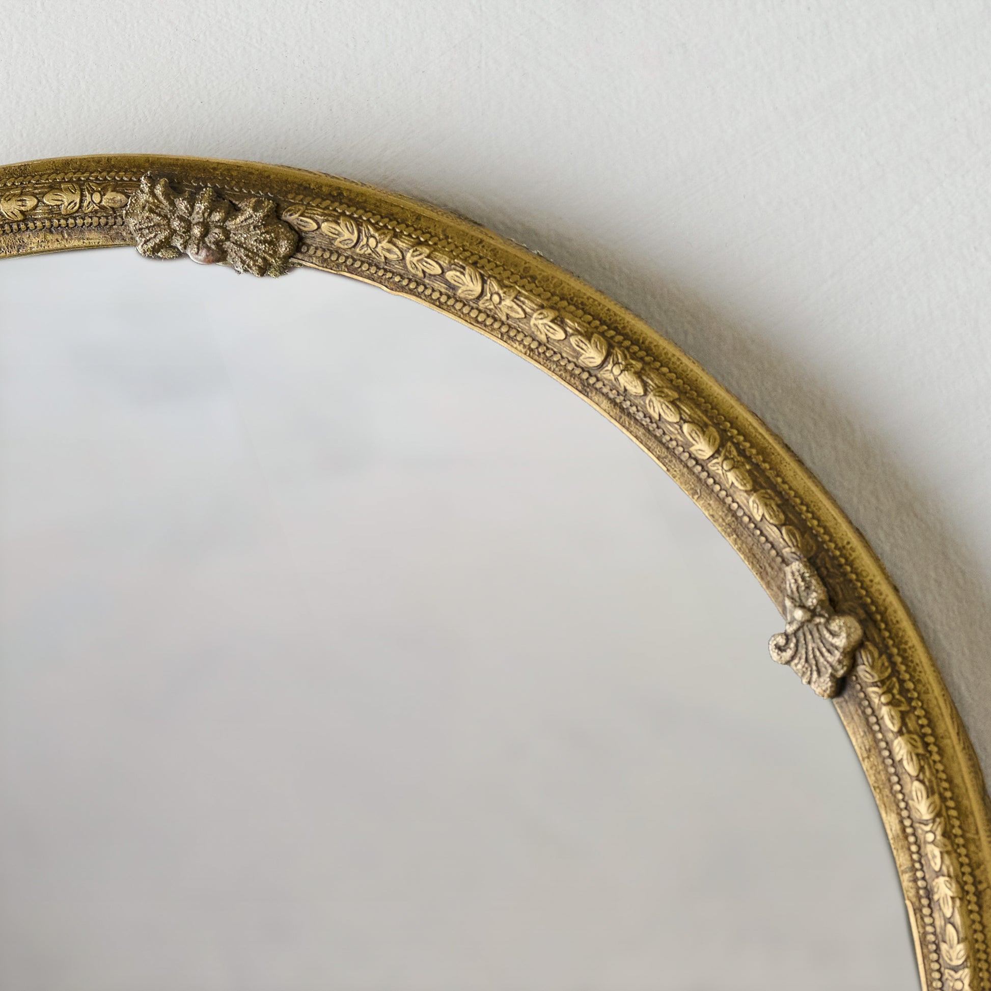 Vienna Extendable Wall Mounted Bathroom Mirror close up of border detail