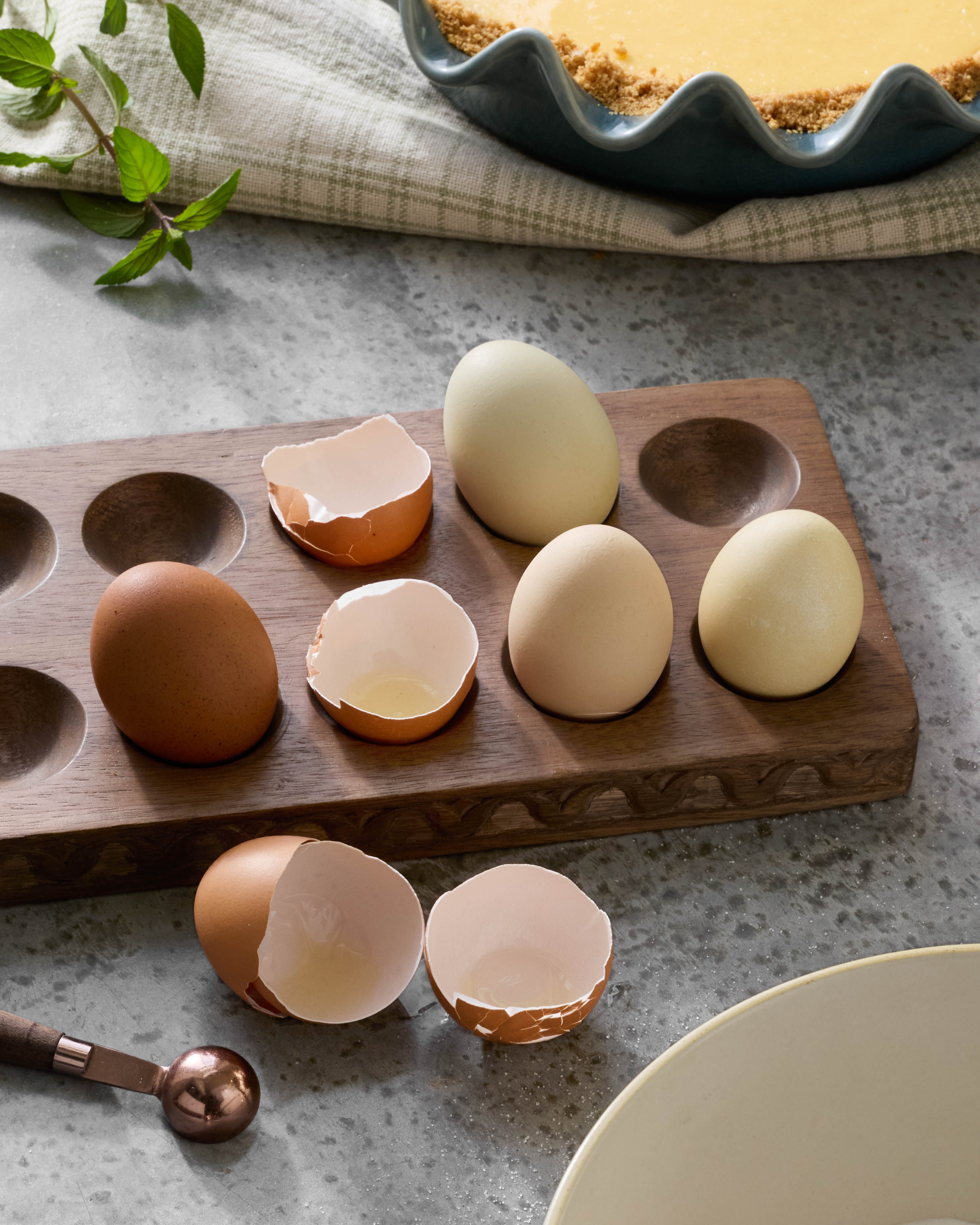 Antiqued Wood Tulip Carved Edge Egg Tray – Magnolia