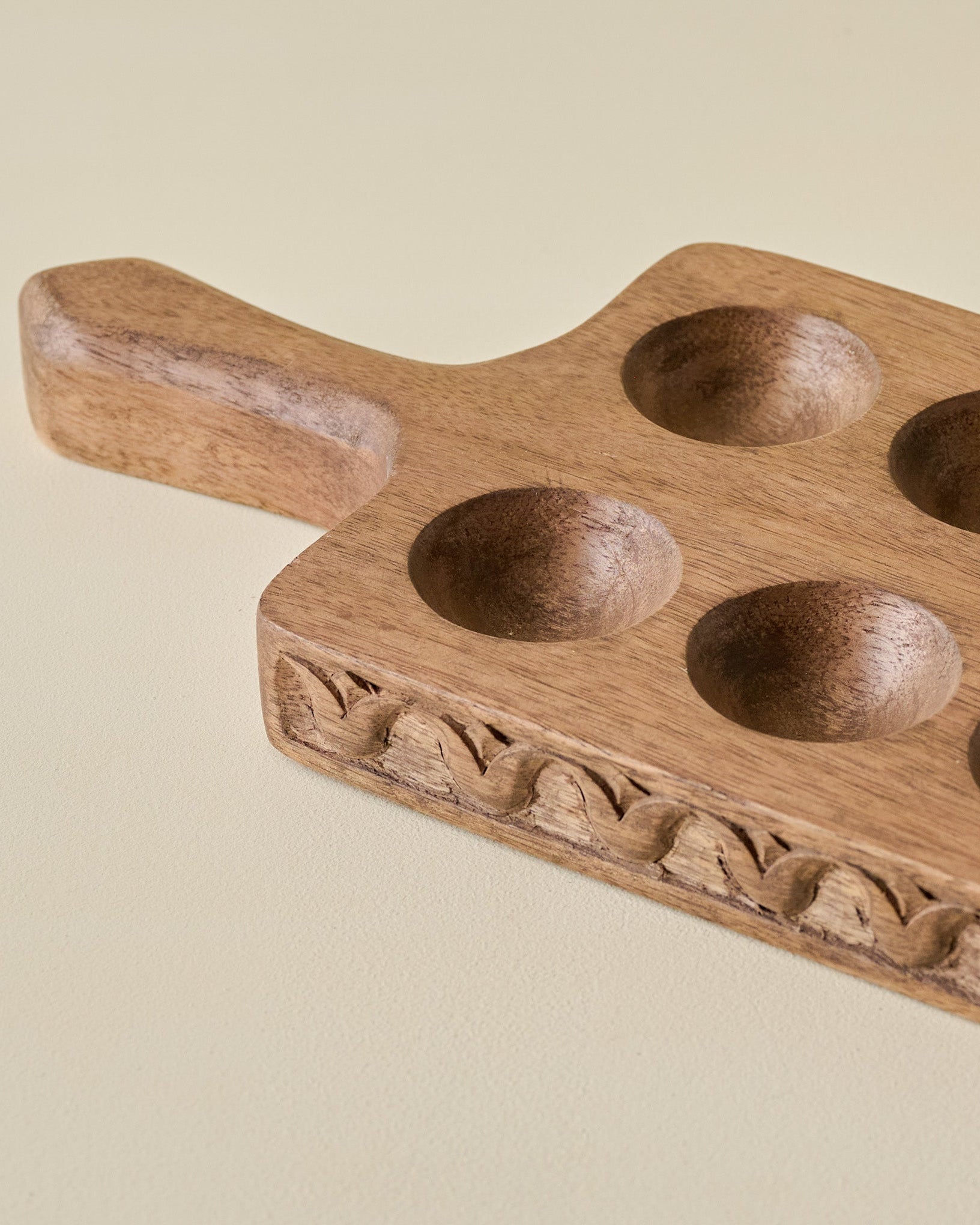Antiqued Wood Tulip Carved Edge Egg Tray – Magnolia