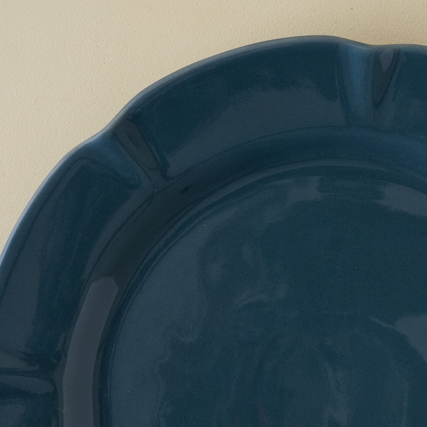 Navy Luna Plate (Dinner) close up of scallop border