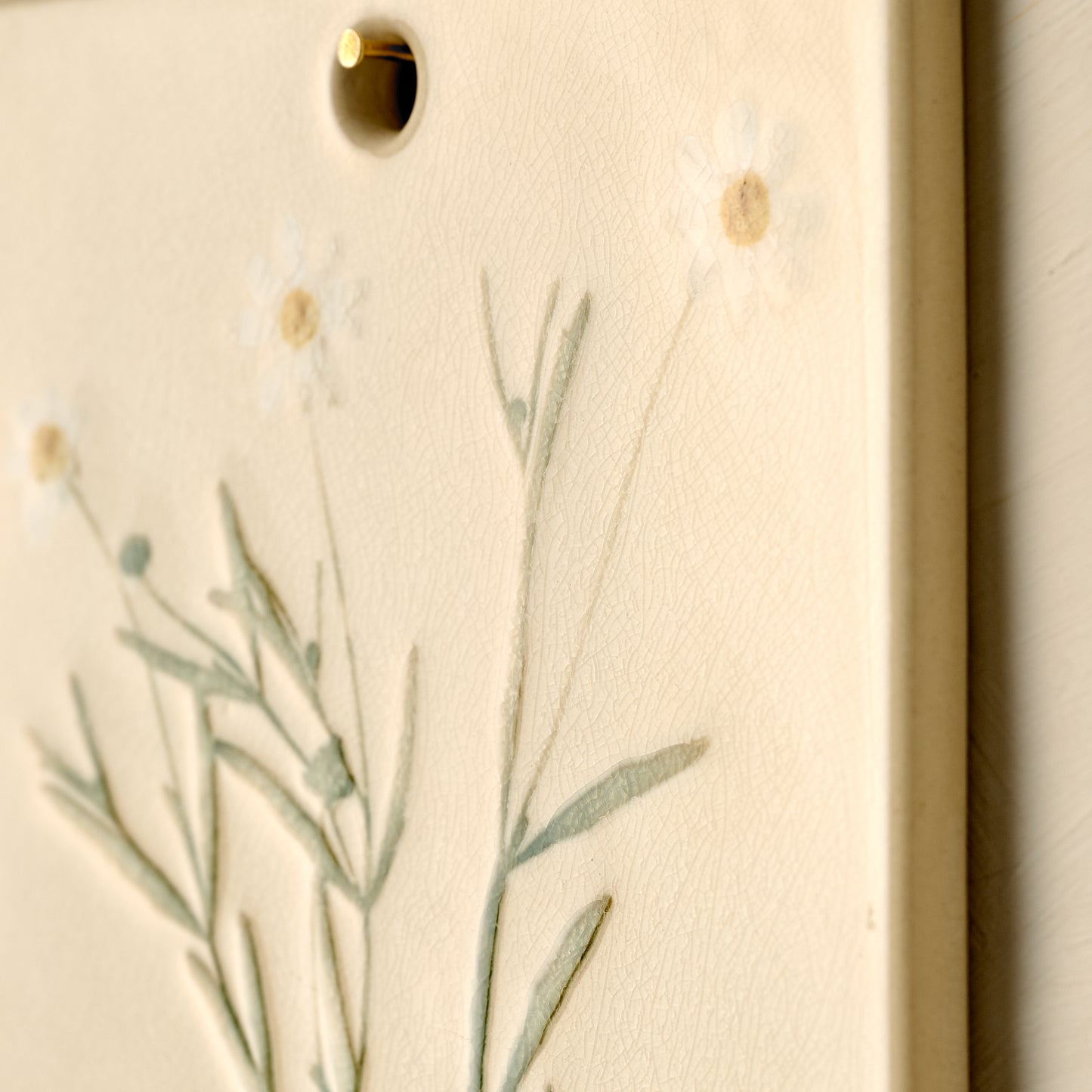 Jo's Herbarium Ceramic Wall Plaque - Collected Daisies close up view