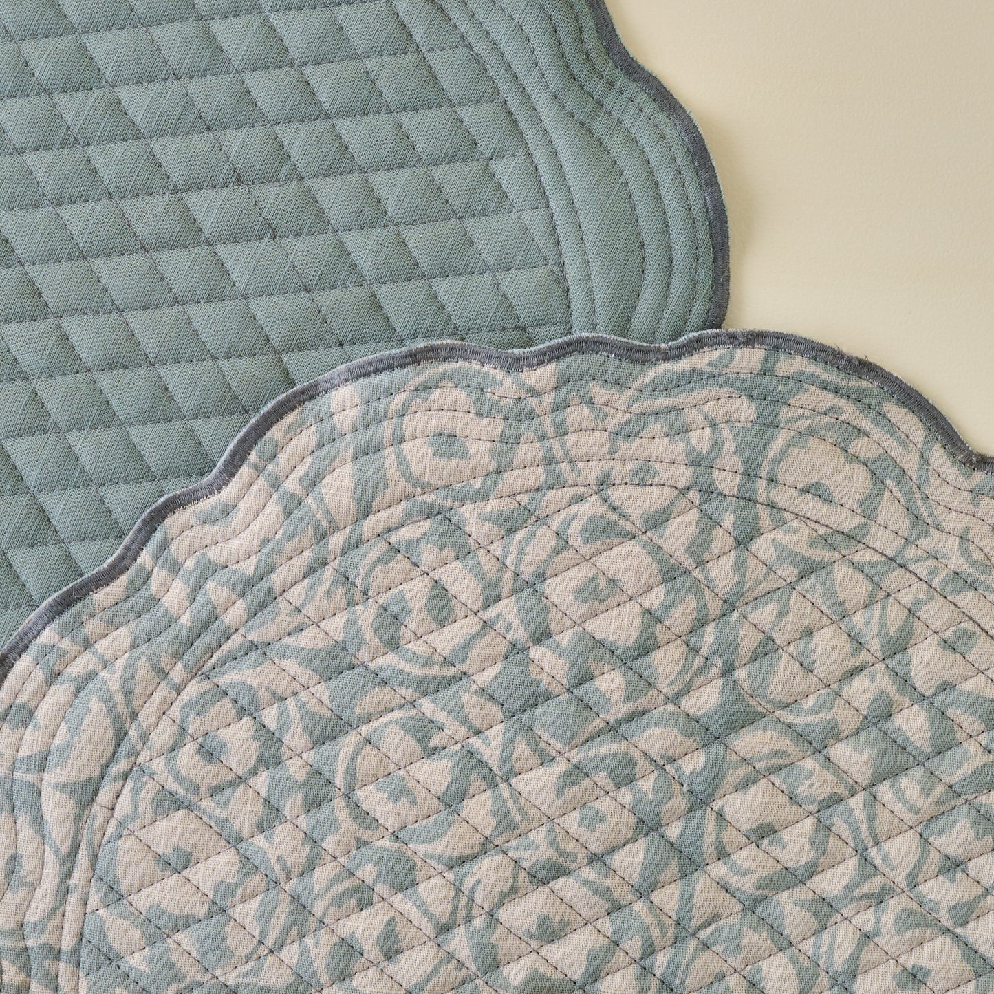 Pivione Fleurs Reversible Placemat close up view