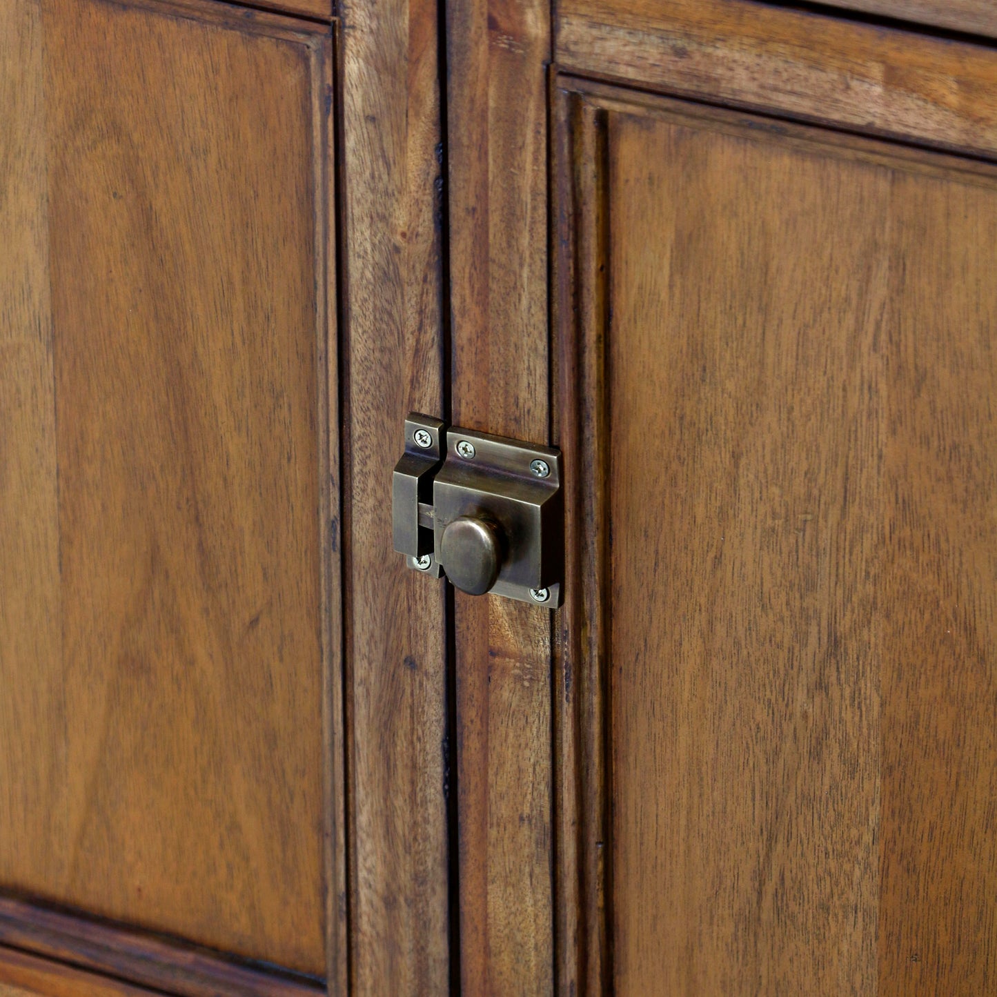 Hammond Cabinet close up of latch
