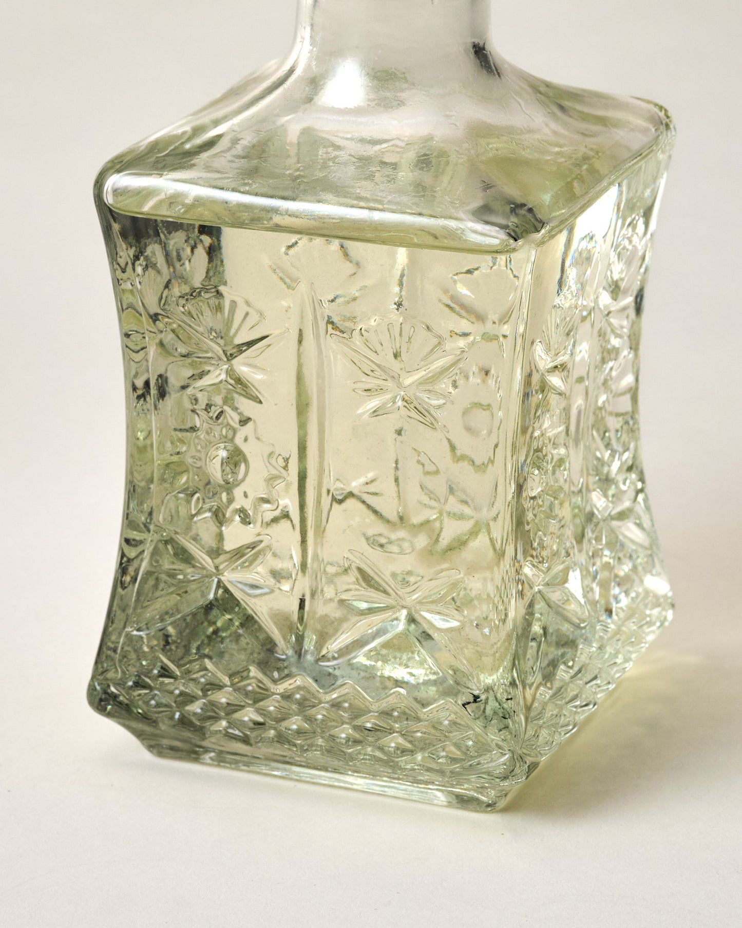 Decanter Diffuser - Black Currant close up