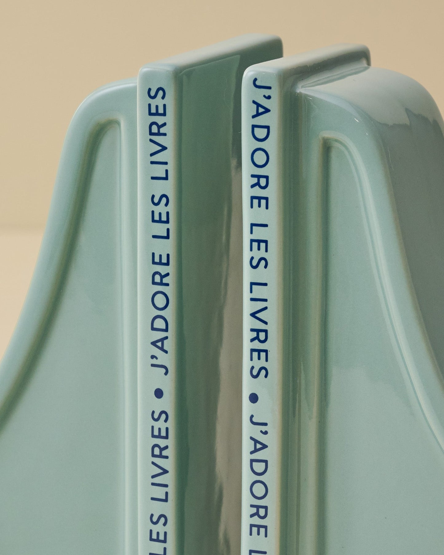 J'adore Les Livres Bookends close up view