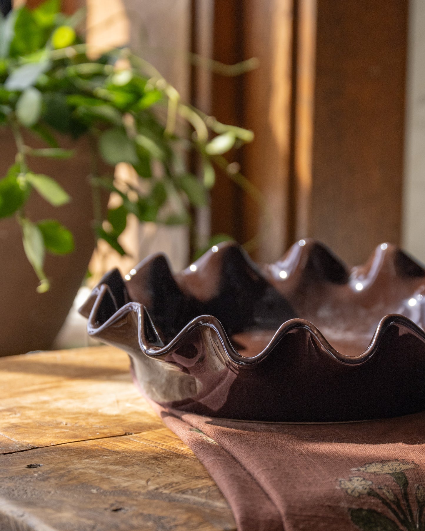 Chocolate Scalloped Pie Dish close up 
