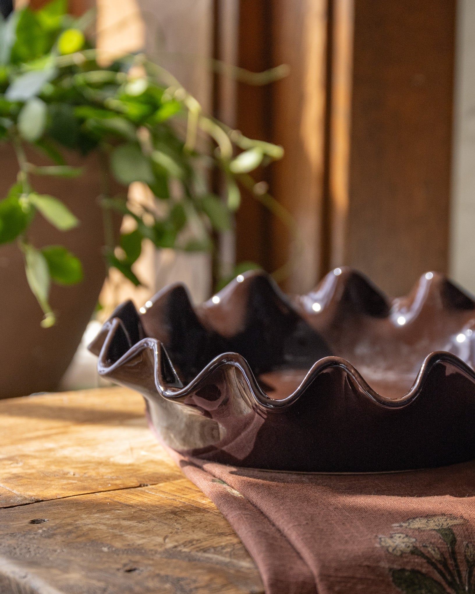Chocolate Scalloped Pie Dish close up 