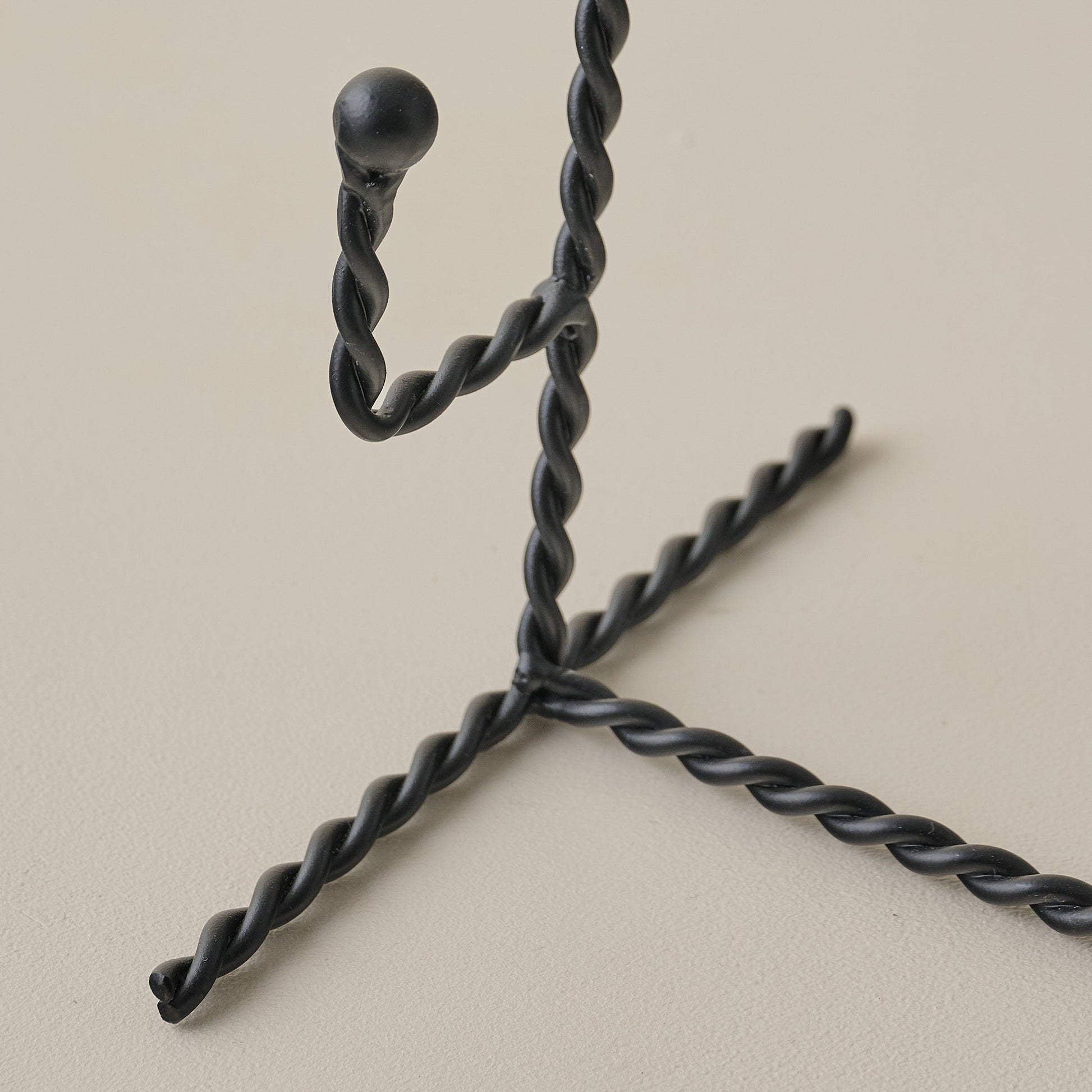 Twisted Metal Frame Easel up close