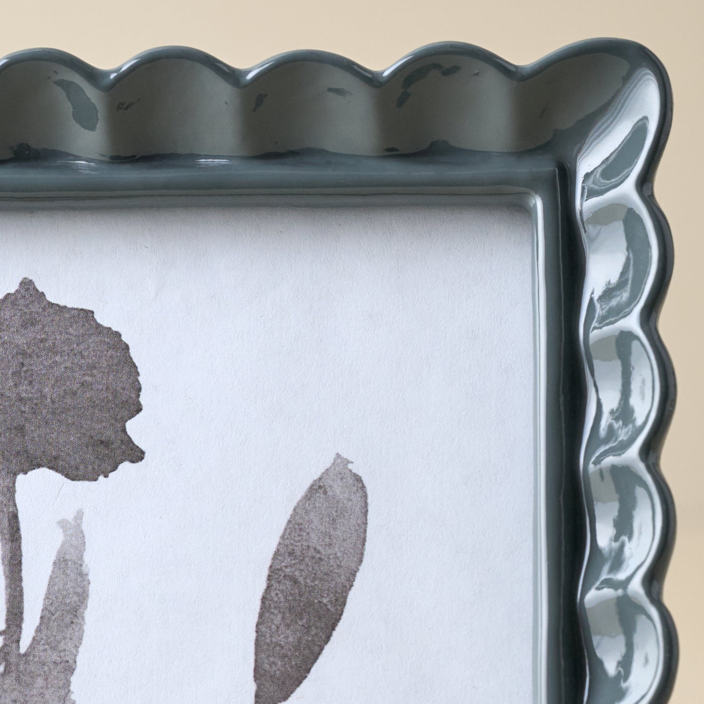 Kara Scalloped Photo Frame (5x7) close up view scalloped frame