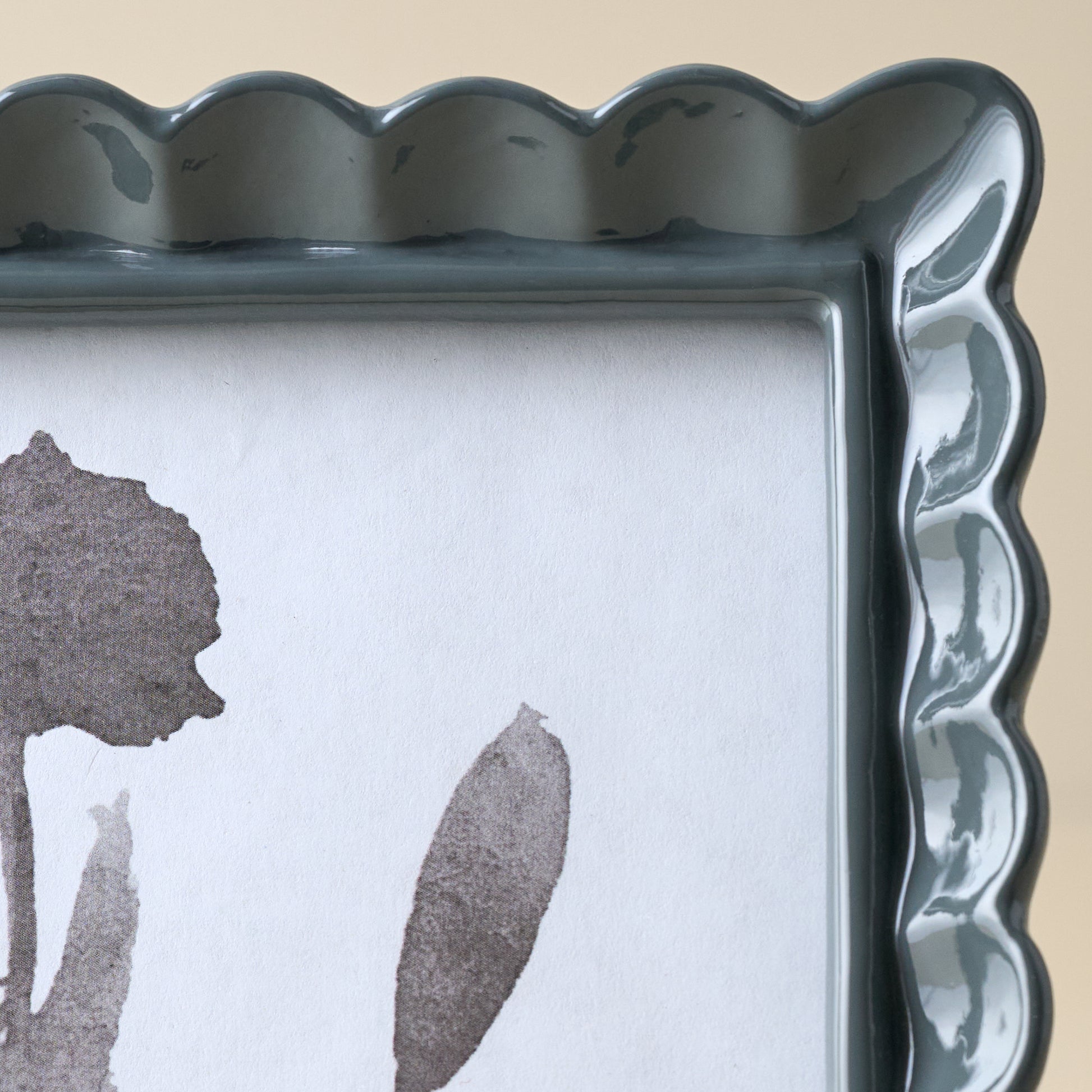 Kara Scalloped Photo Frame (5x7) close up view scalloped frame