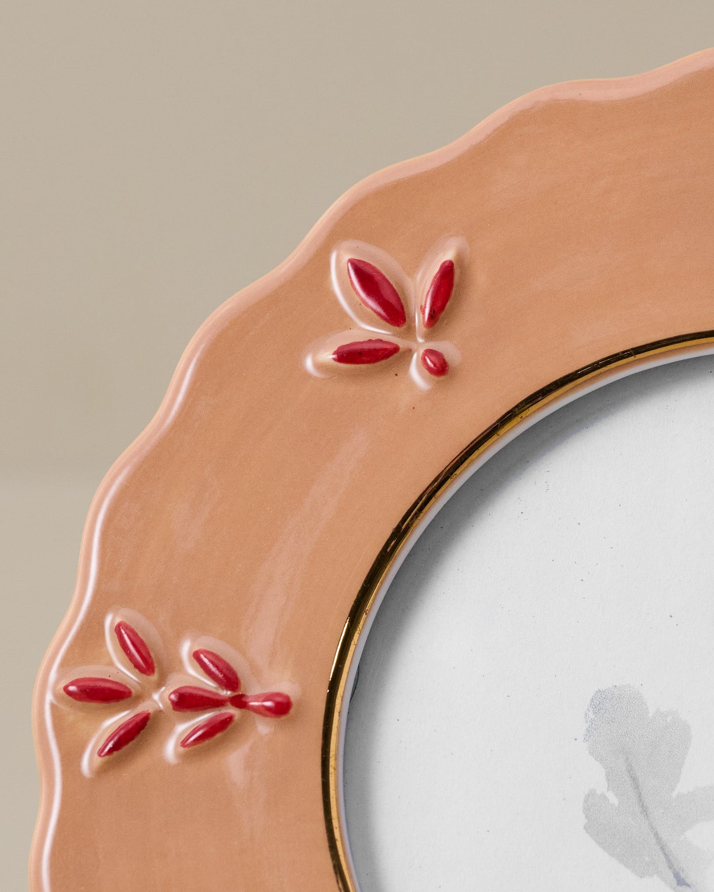 Rustic Clay Round Ceramic Juliet Photo Frame Up close