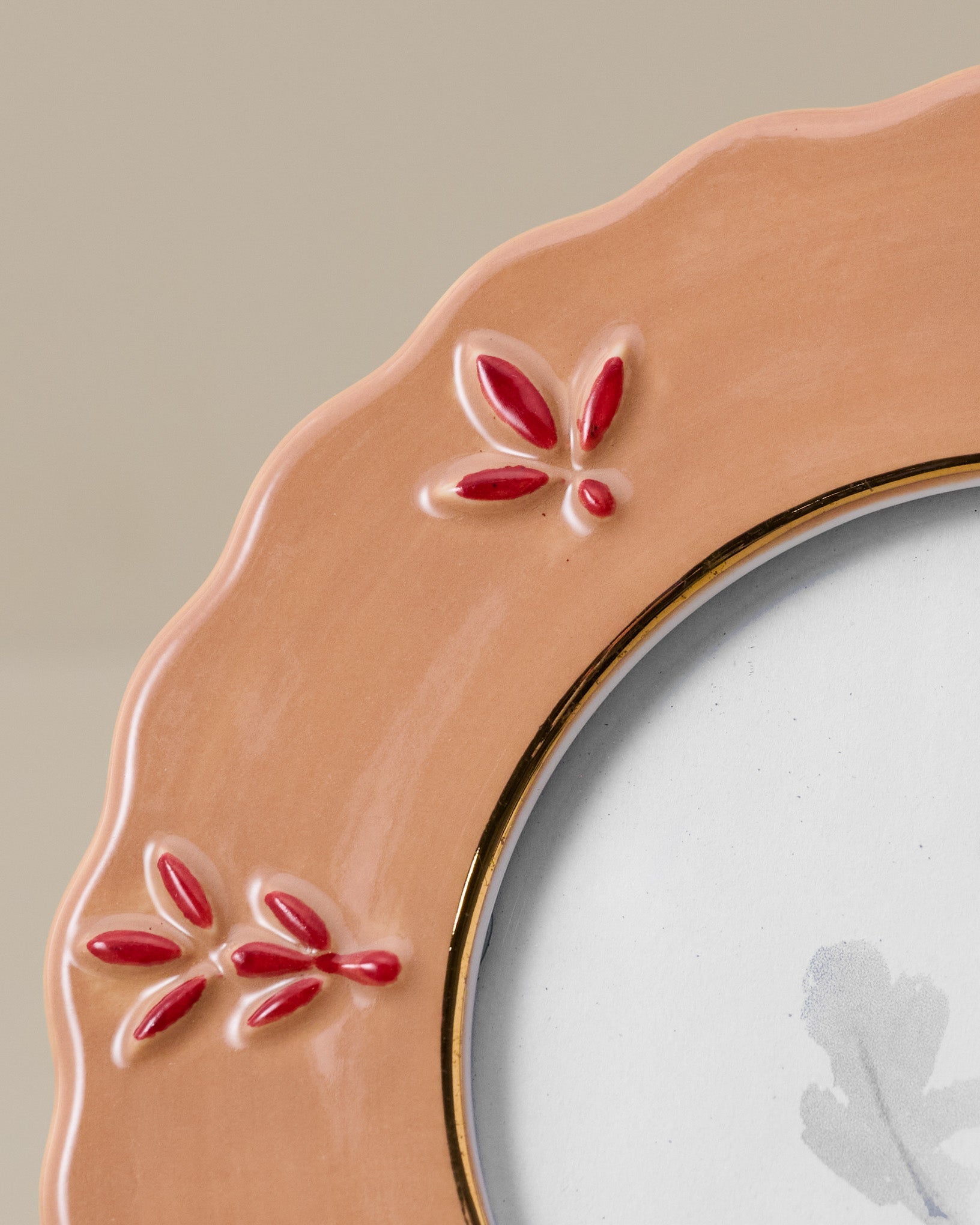 Rustic Clay Round Ceramic Juliet Photo Frame Up close