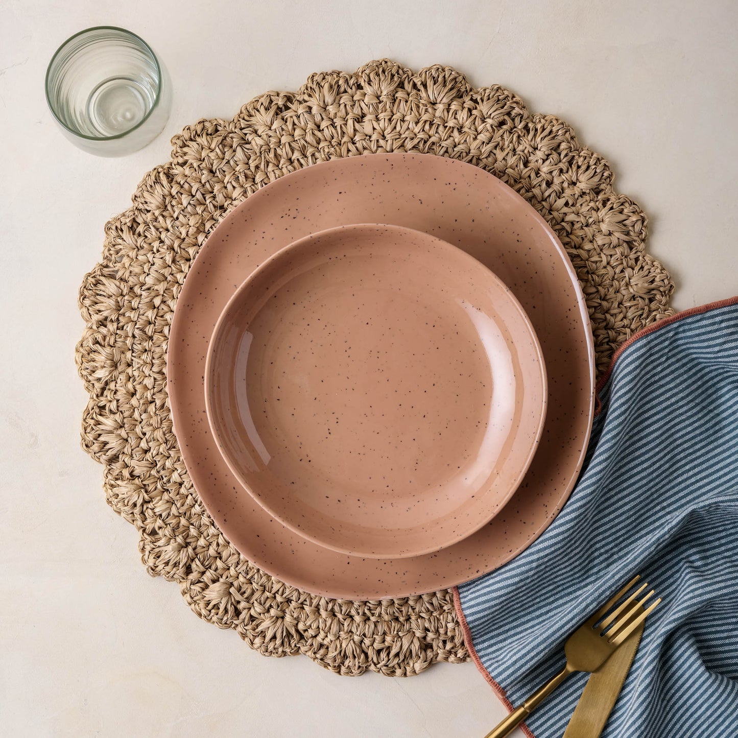 Amelia Round Placemat with plate and napkin 
