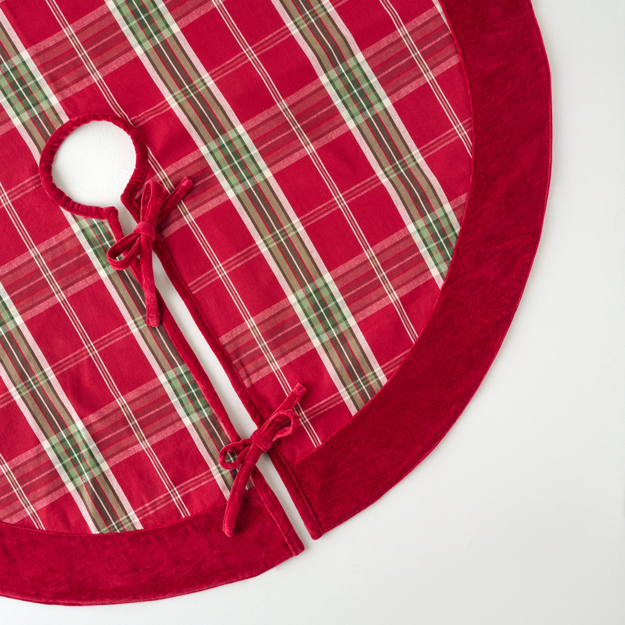 Vintage Christmas Plaid Tree Skirt - Magnolia