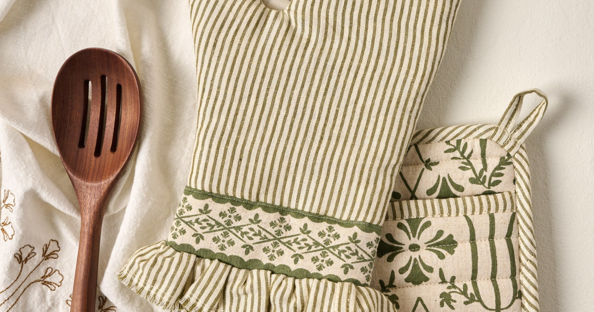 Magnolia Olive Pin Stripe Oven Mitt + Pot Holder Set